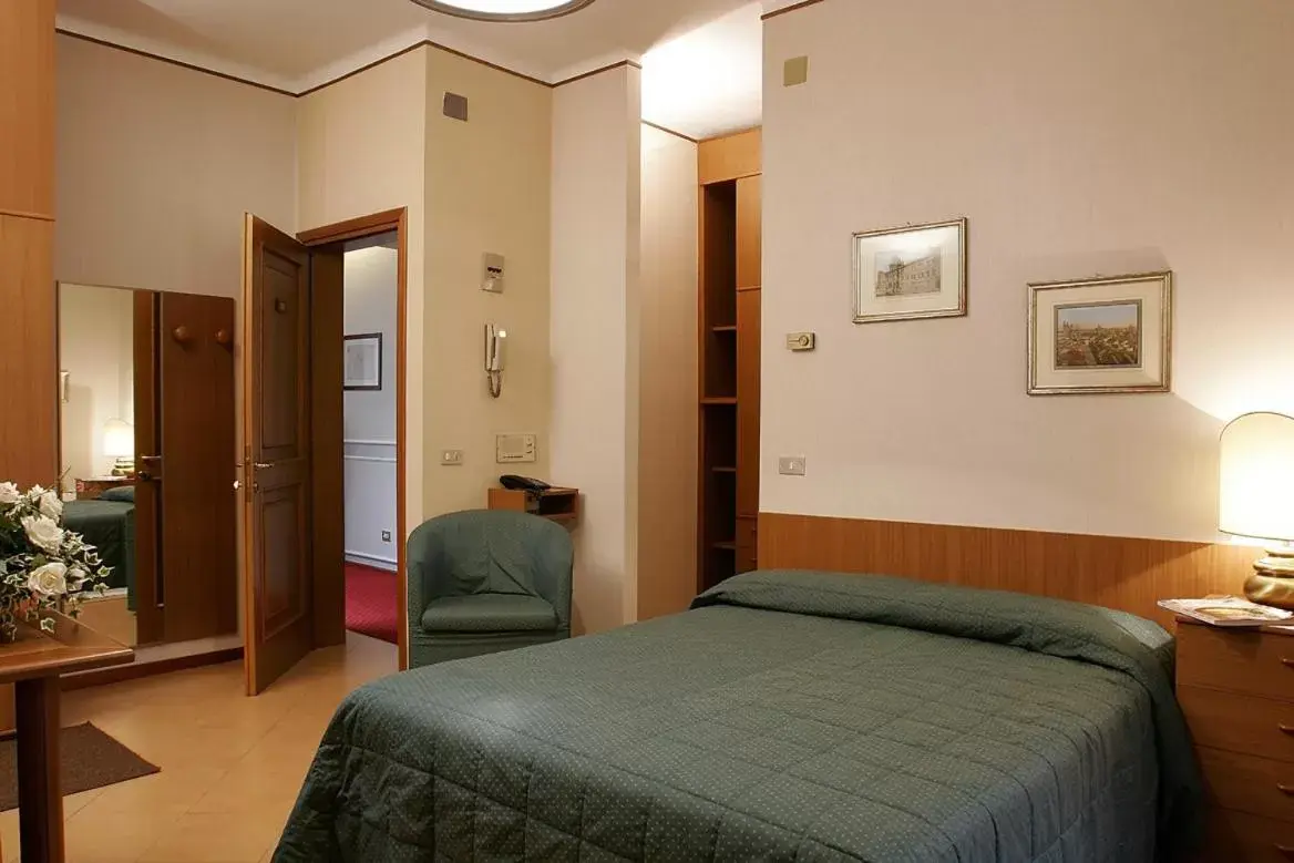 Photo of the whole room, Bed in Albergo Reggio