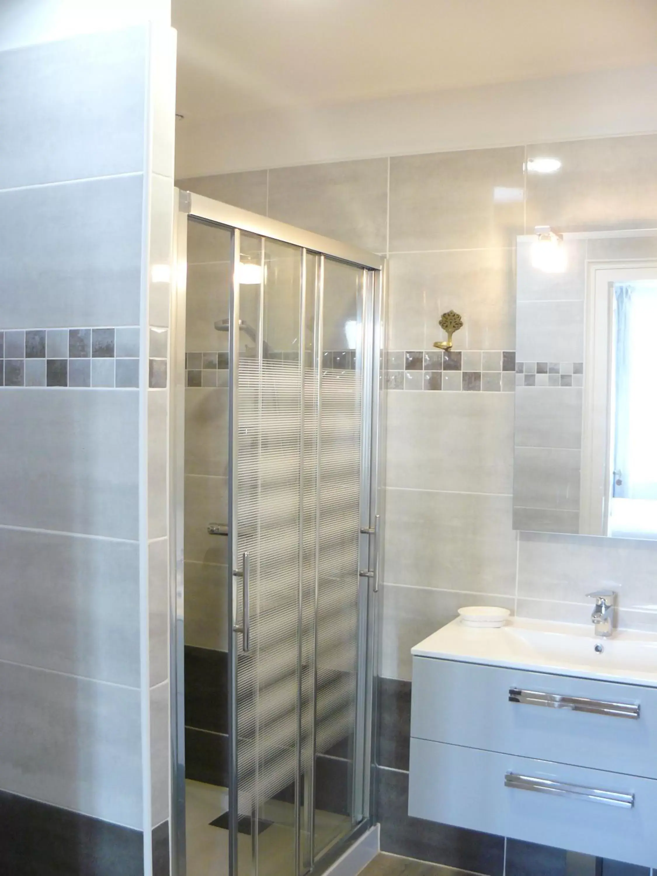 Shower, Bathroom in La Maison de Saumur