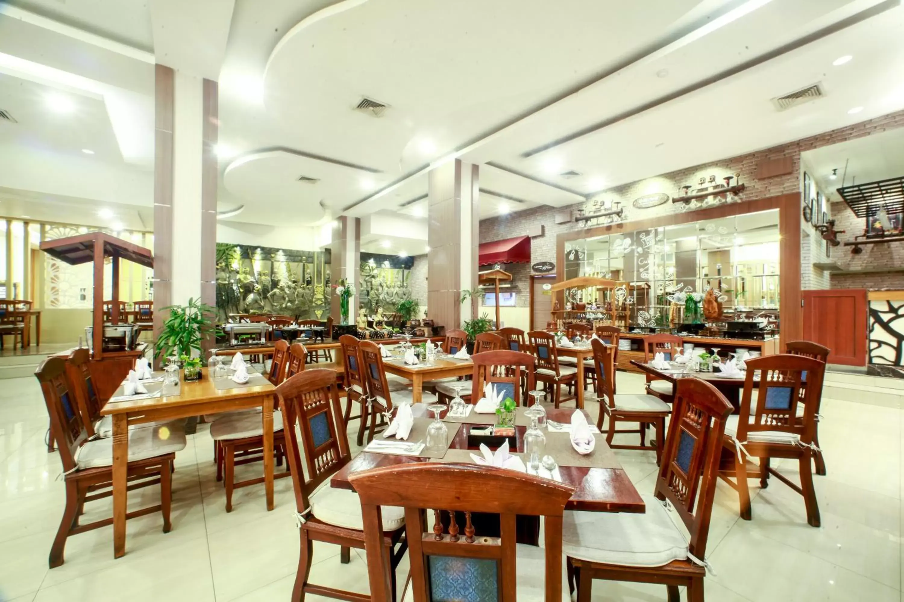 Restaurant/Places to Eat in Grand Inna Tunjungan