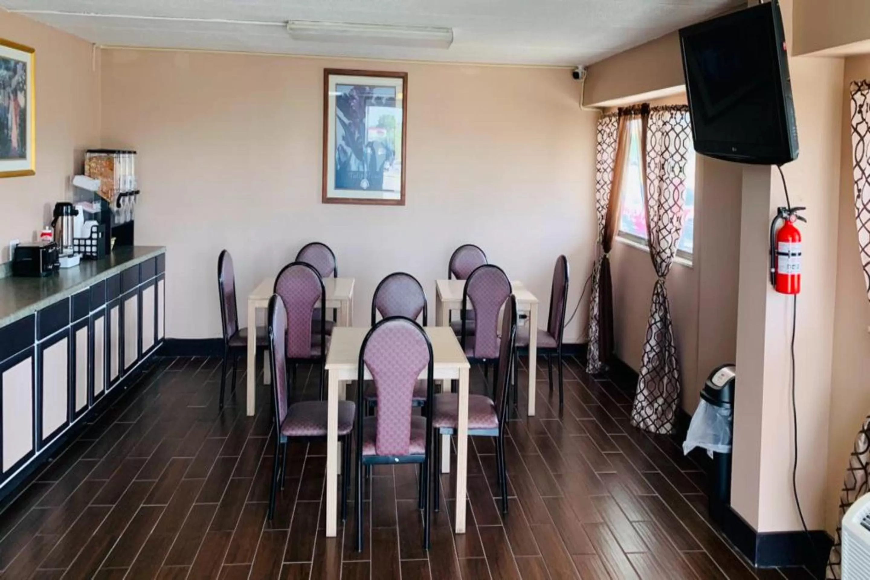 Breakfast in Economy Inn of Holland