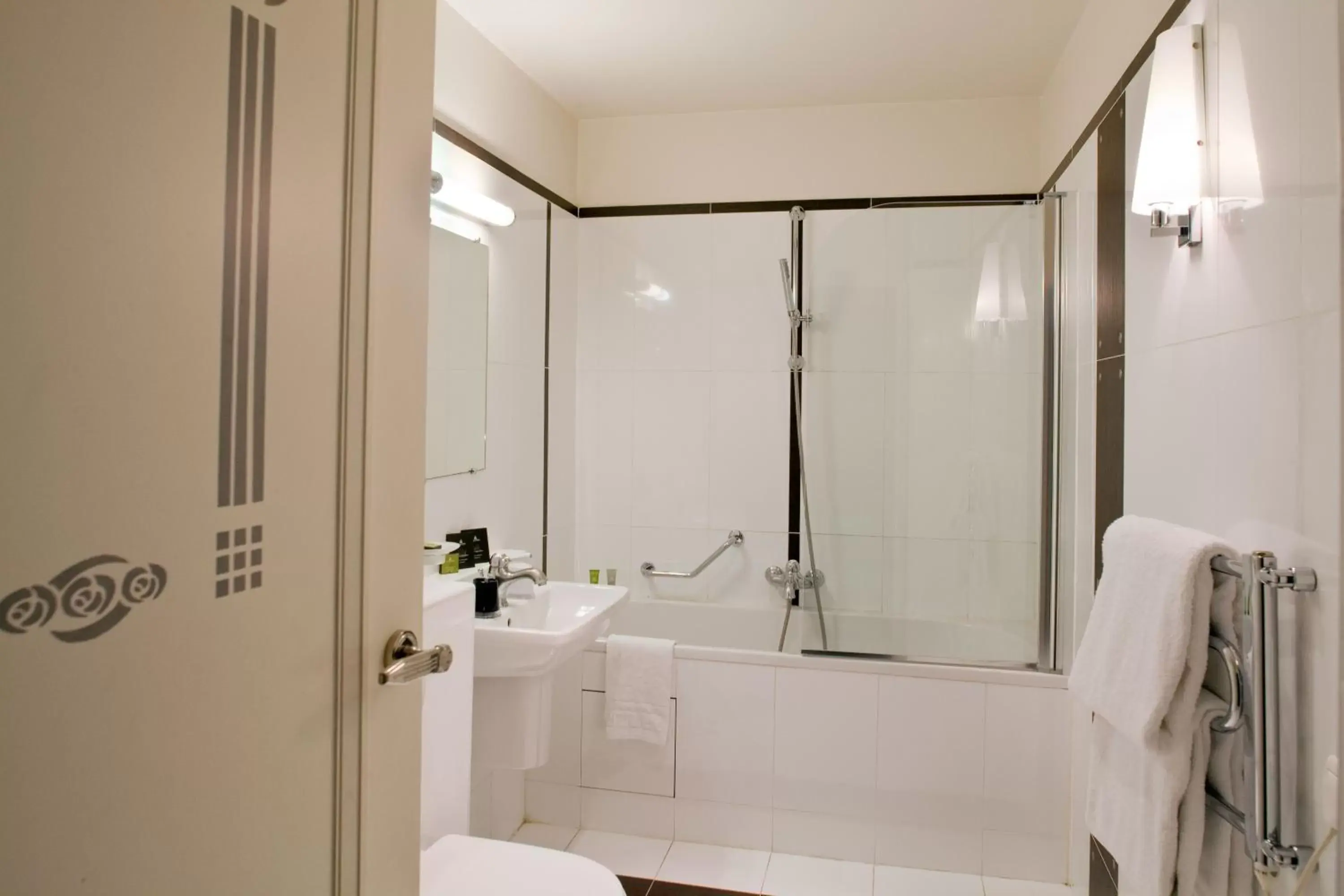 Bathroom in Hotel Eiffel Seine