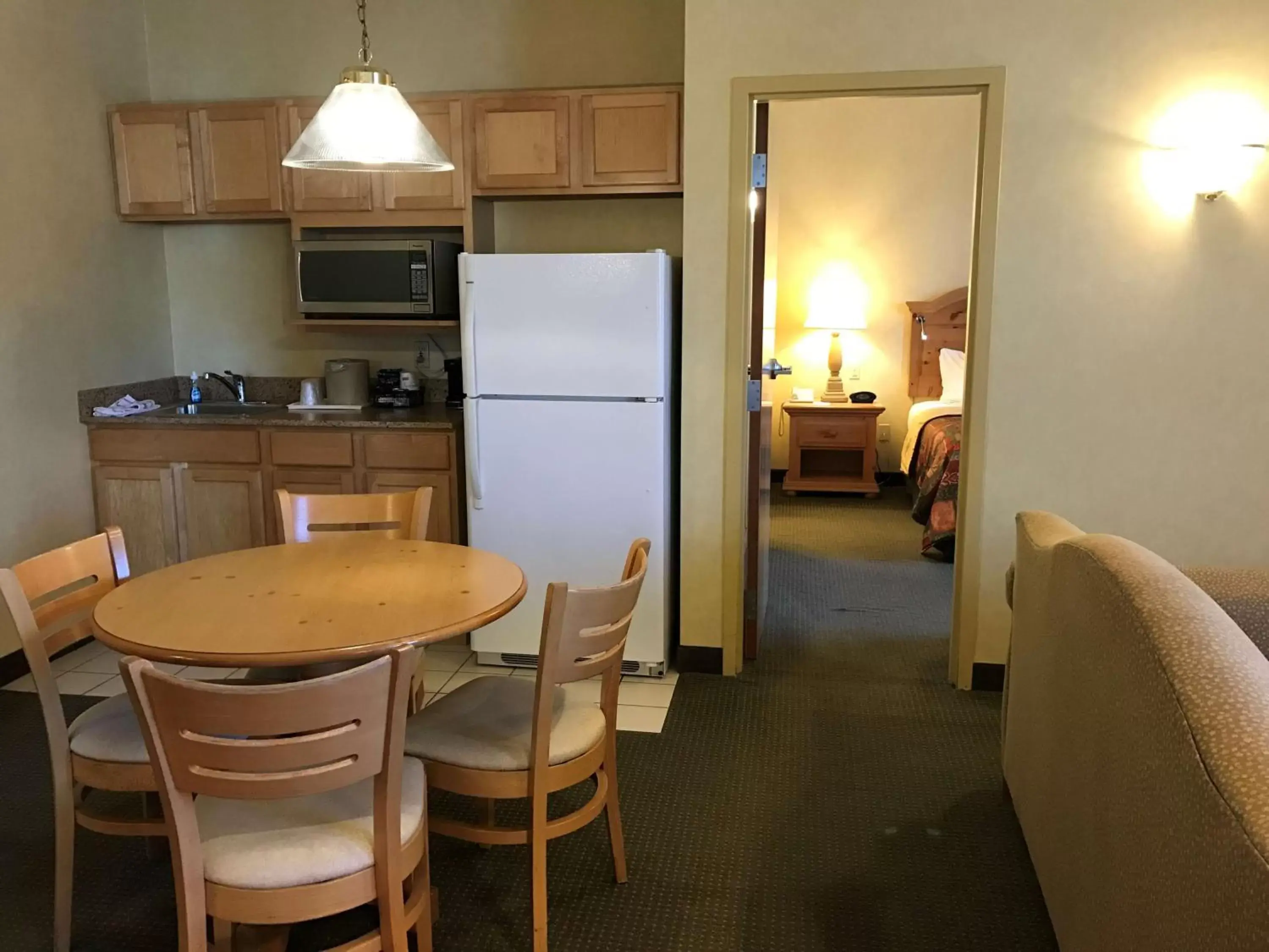 Photo of the whole room, Kitchen/Kitchenette in Best Western PLUS Revere Inn & Suites