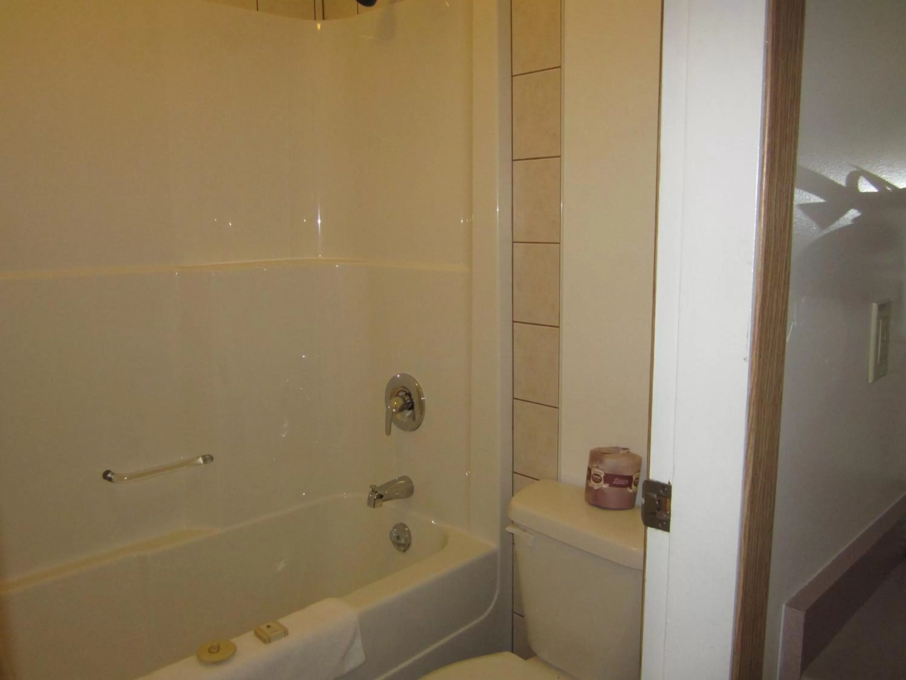 Queen Room in Chalet Inn