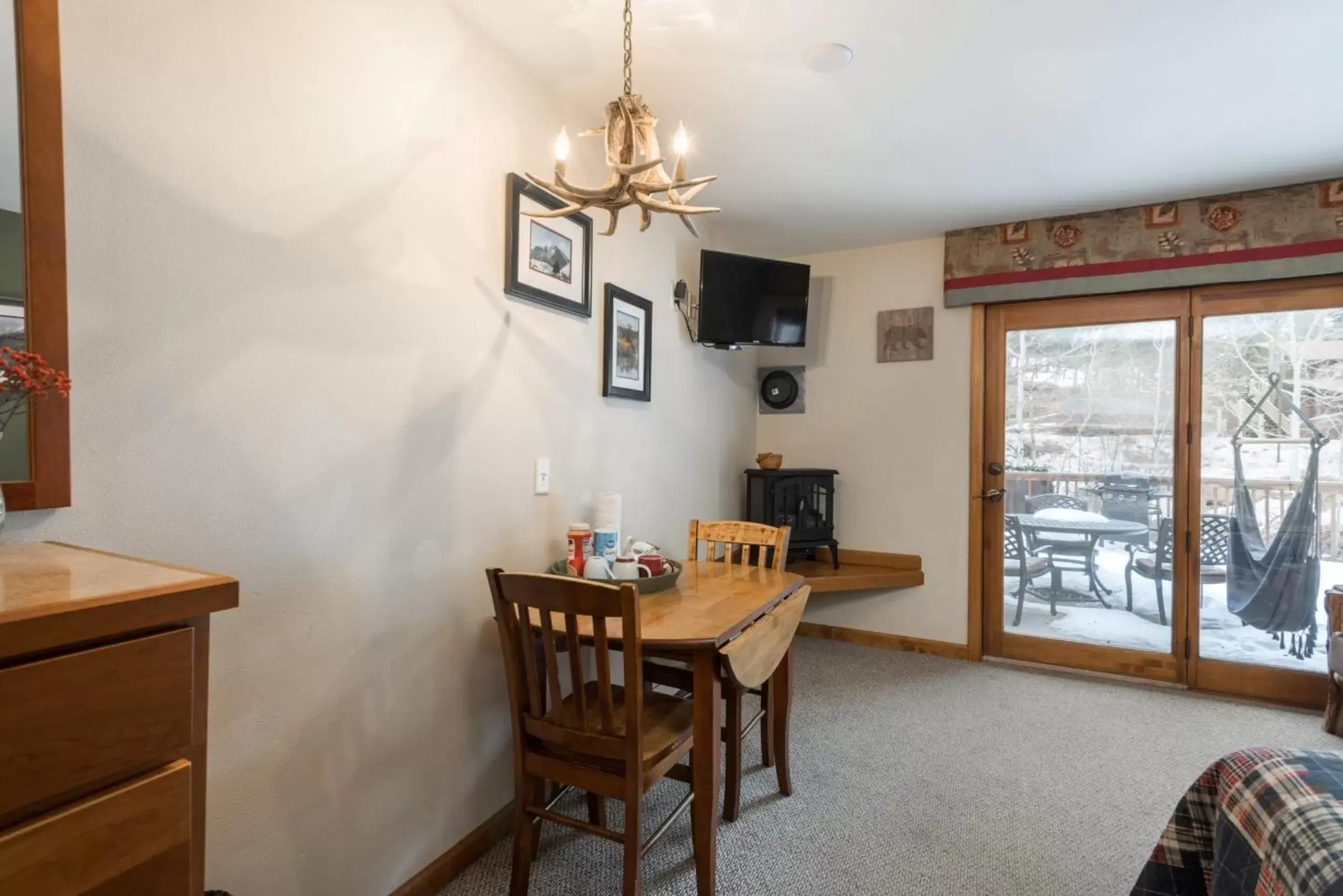 Dining Area in Ponderosa Lodge