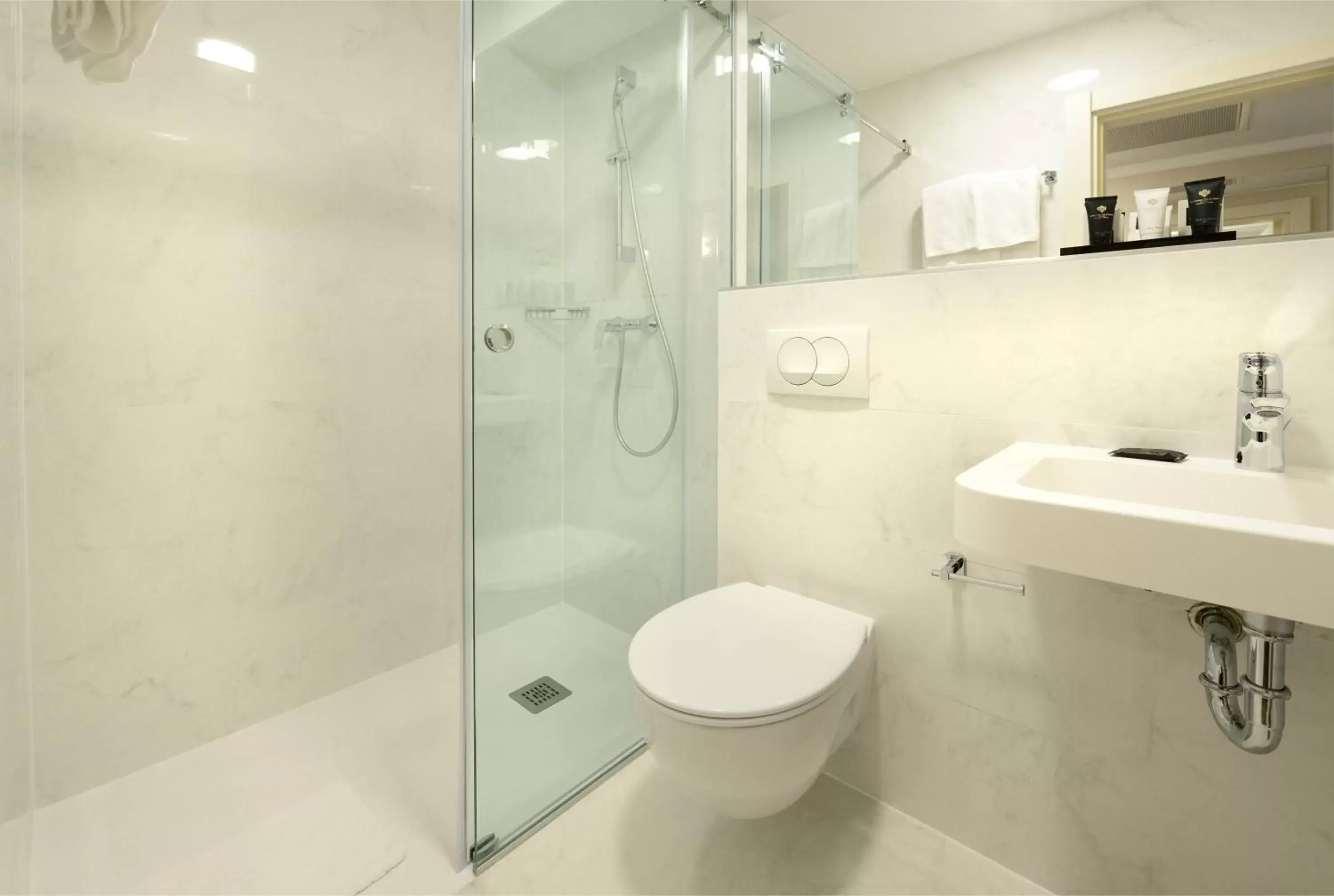 Shower, Bathroom in Grand Hotel Adriatic II