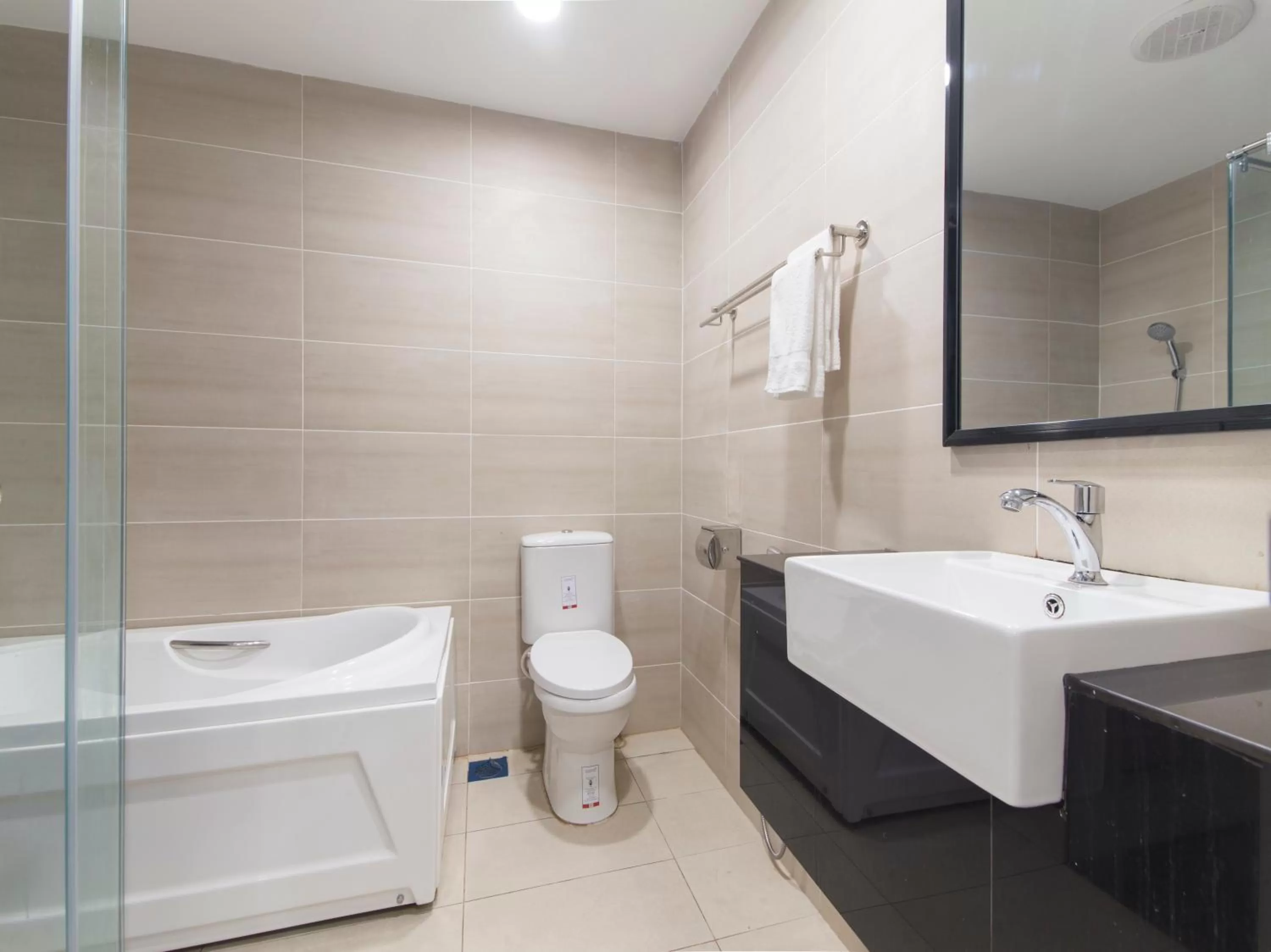 Bathroom in Super OYO Capital O 1225 Agape Hotel Selayang