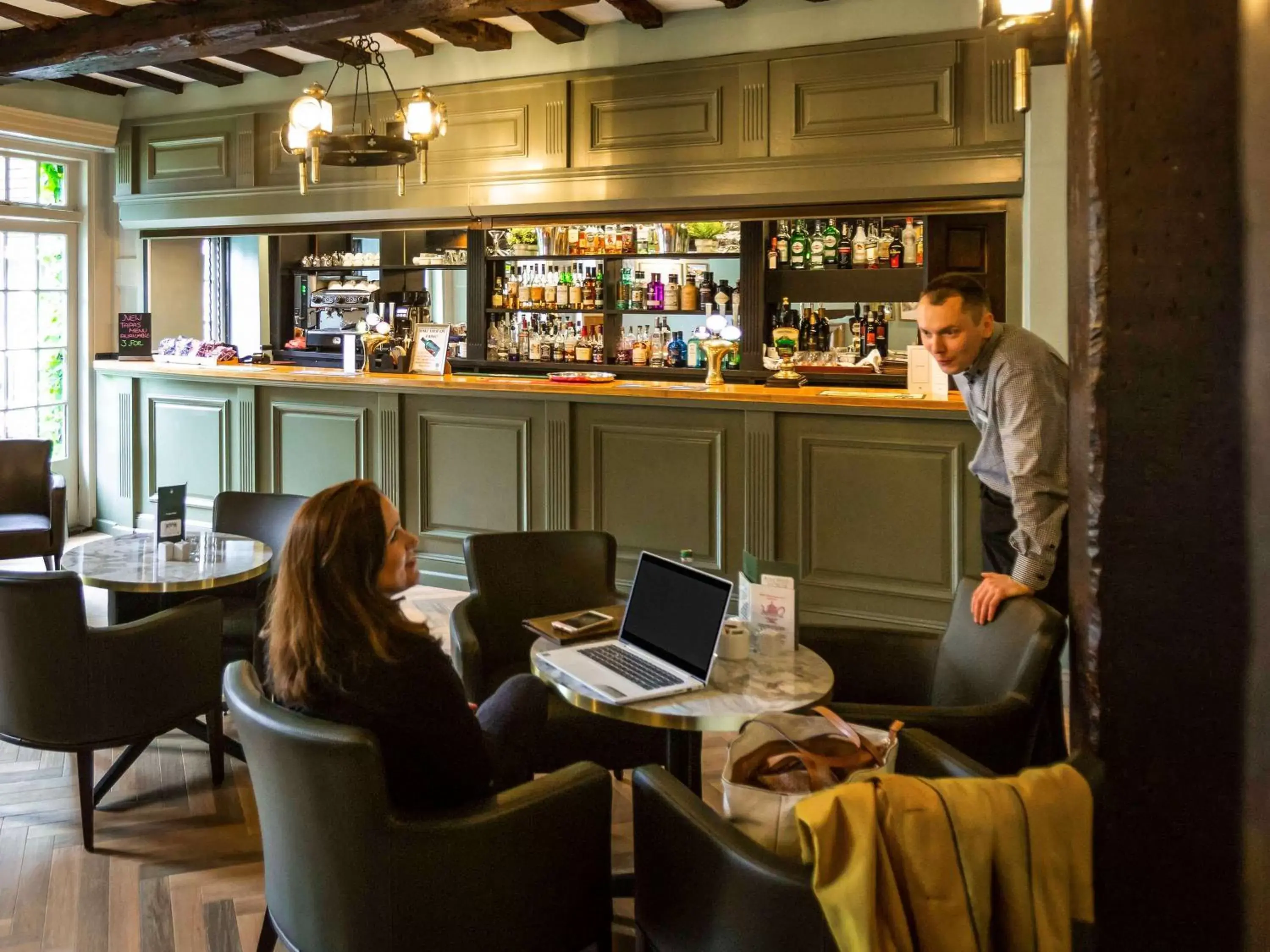 Lounge or bar in Bush Hotel Farnham