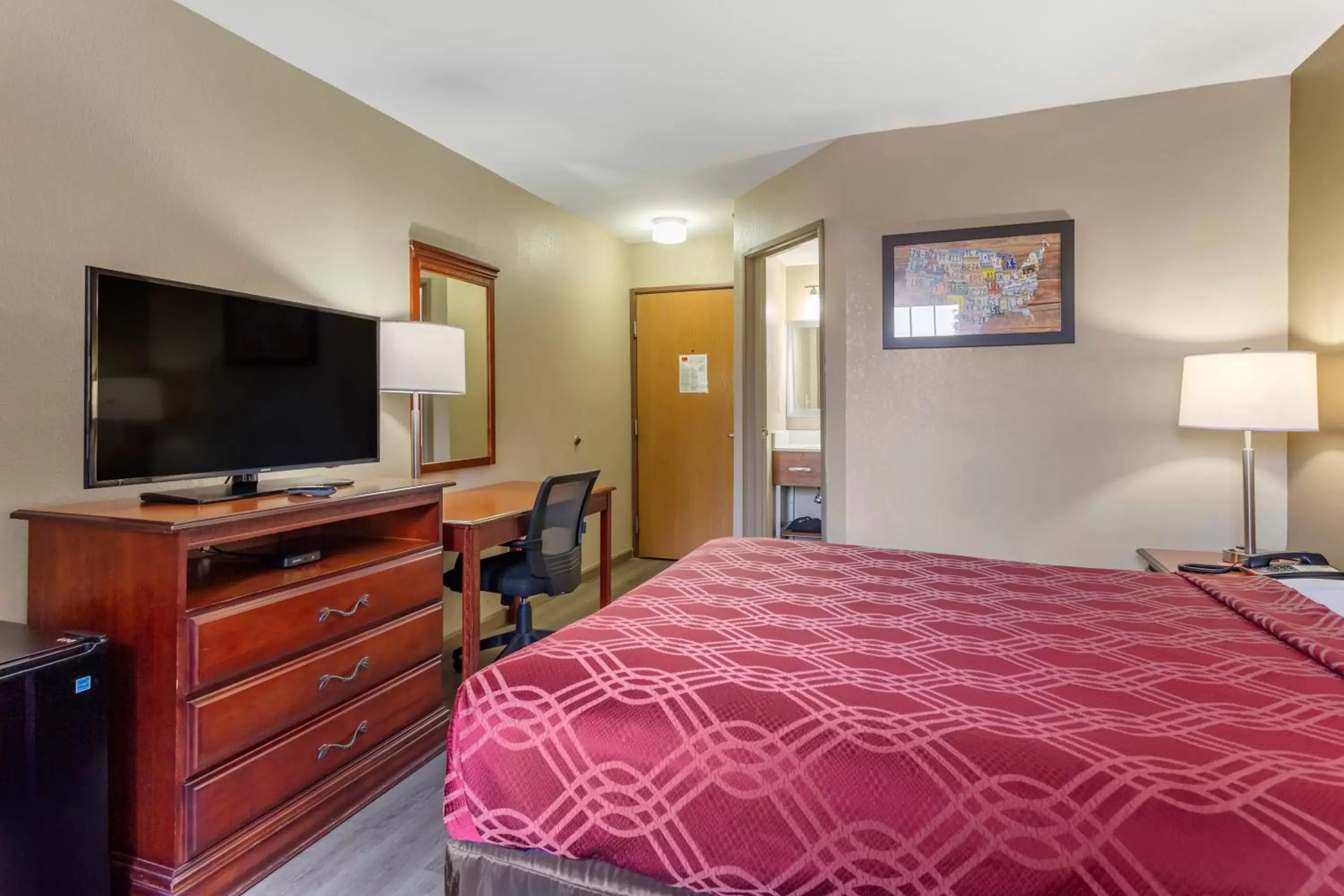 Bed in Econo Lodge Inn and Suites