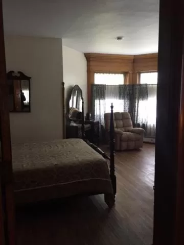 Bedroom, Bed in Victorian Charm Inn