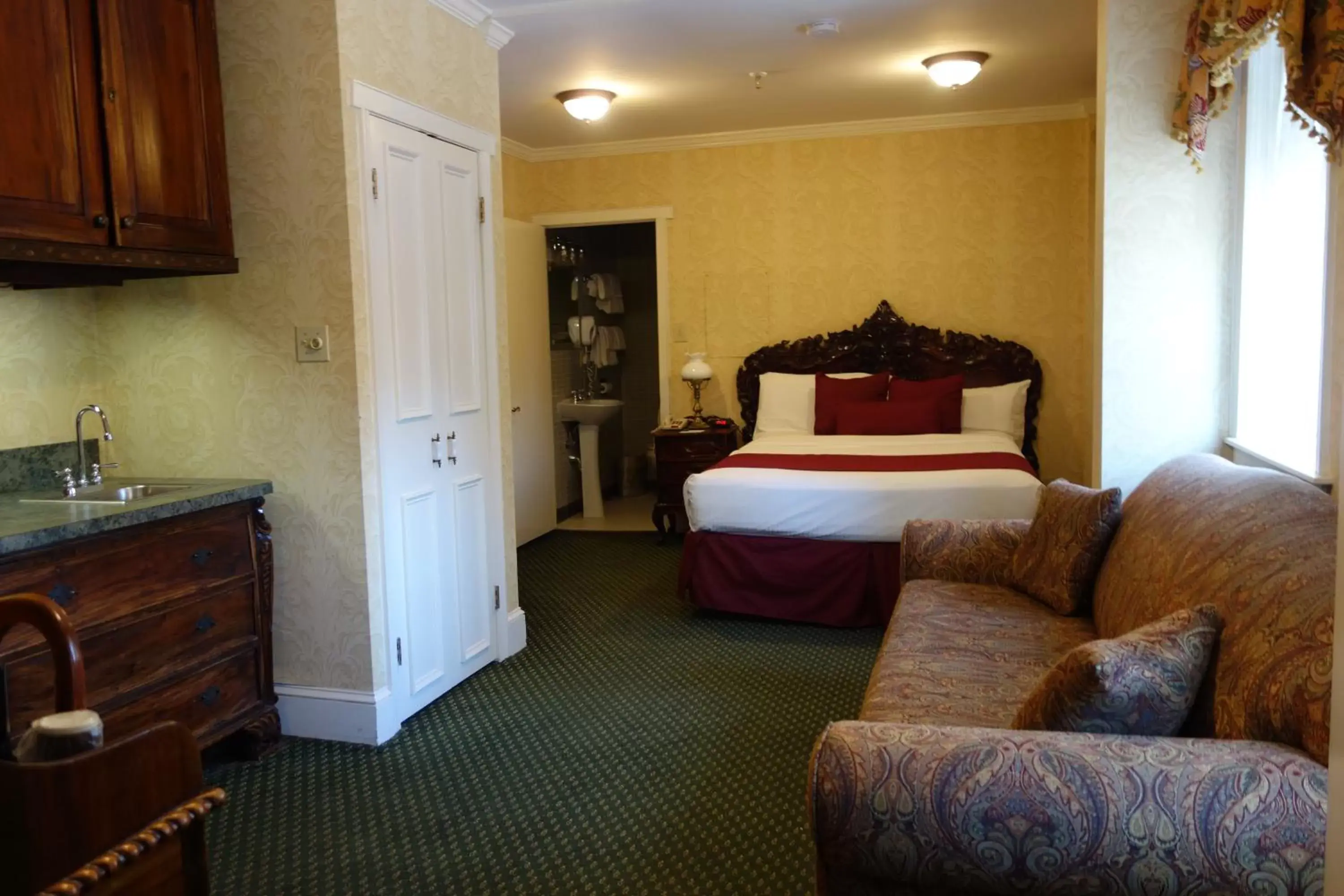 Photo of the whole room, Bed in Lafayette Hotel Marietta