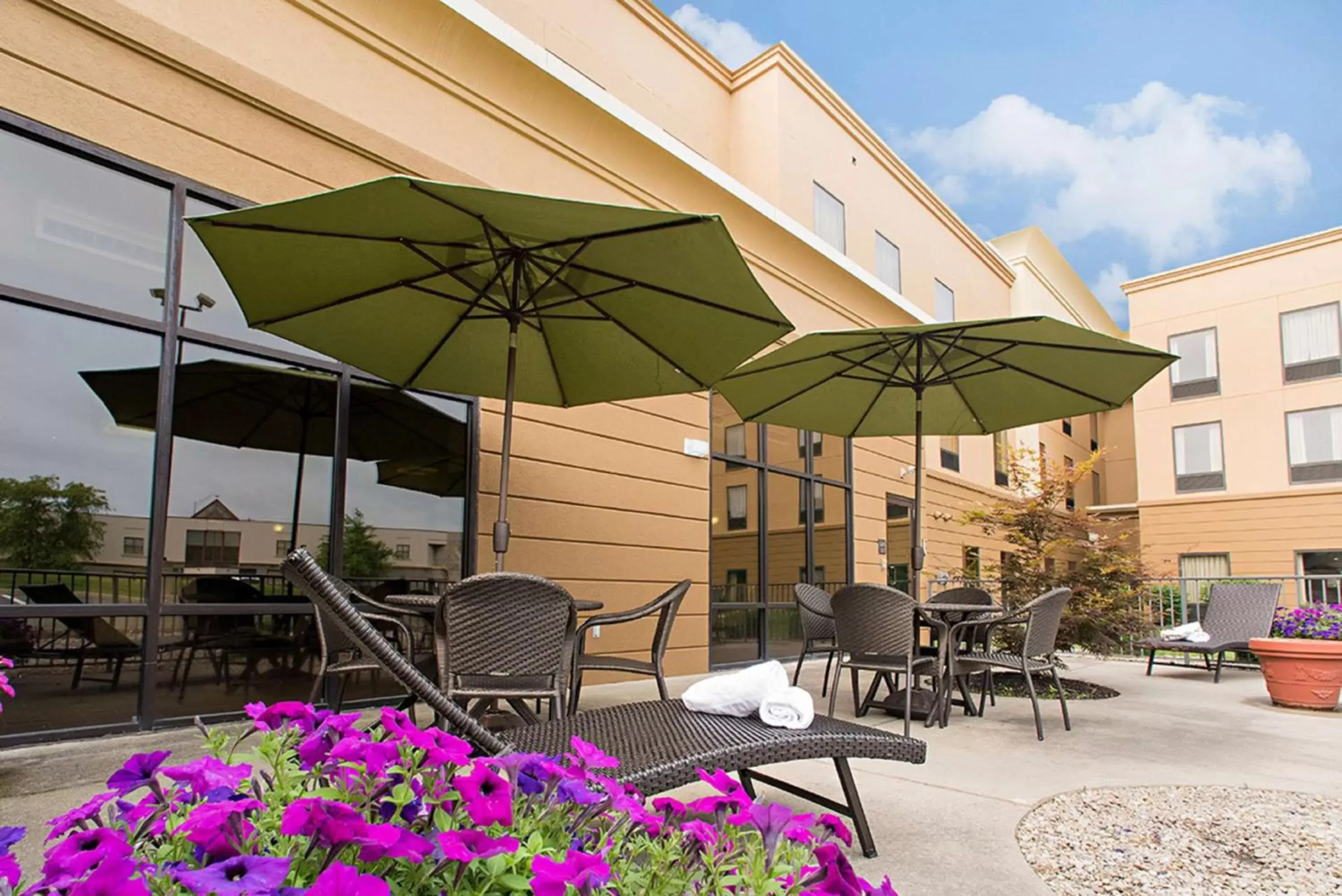 Patio in Hampton Inn & Suites Springboro