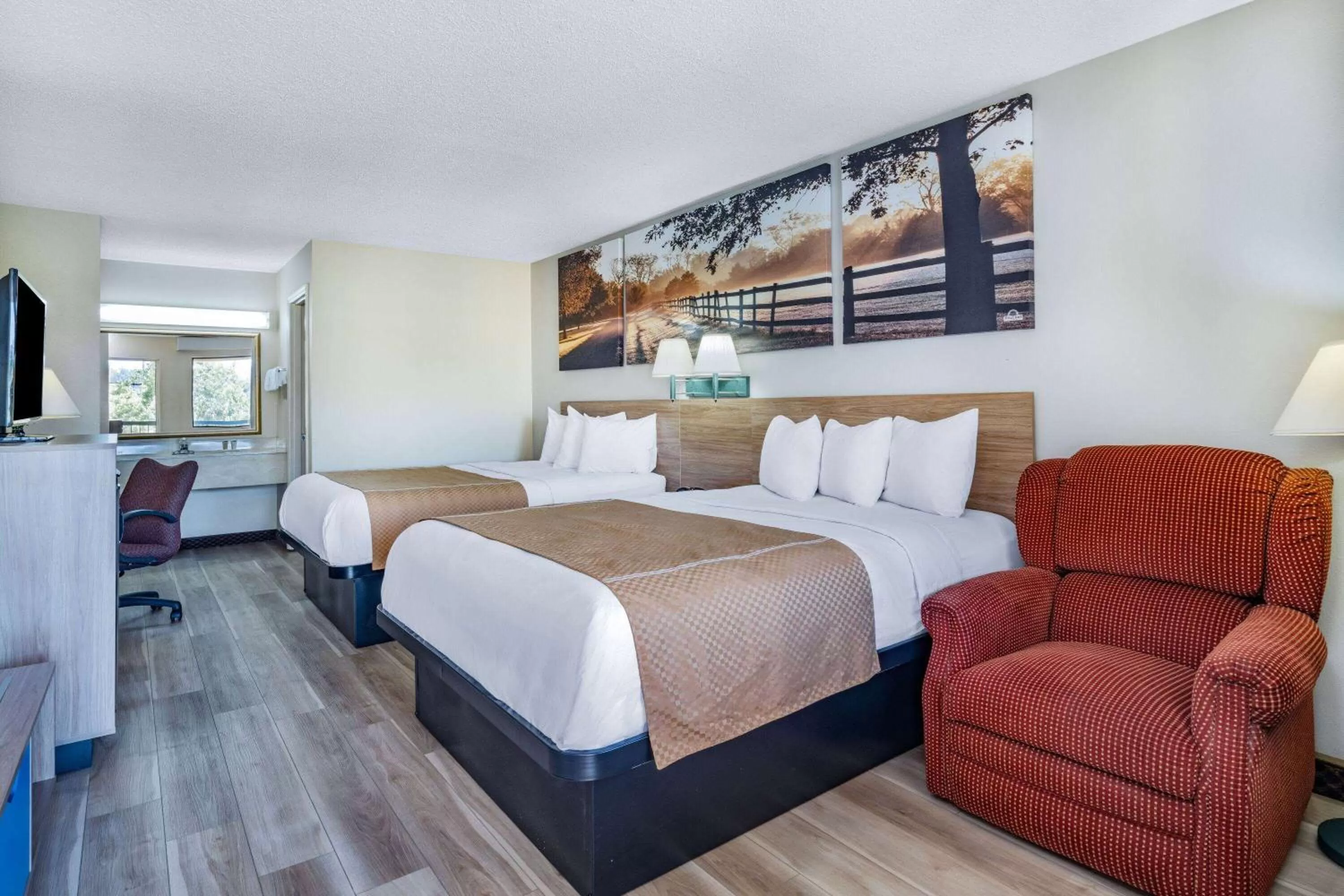 Photo of the whole room, Bed in Days Inn by Wyndham Macon I-475