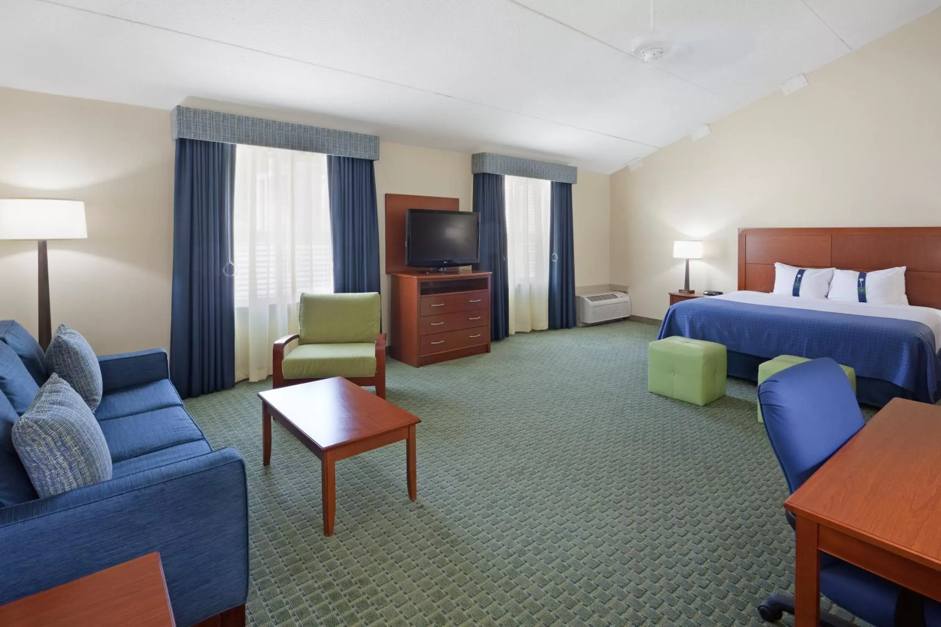 Photo of the whole room, Seating Area in Holiday Inn Cape Cod-Falmouth, an IHG Hotel