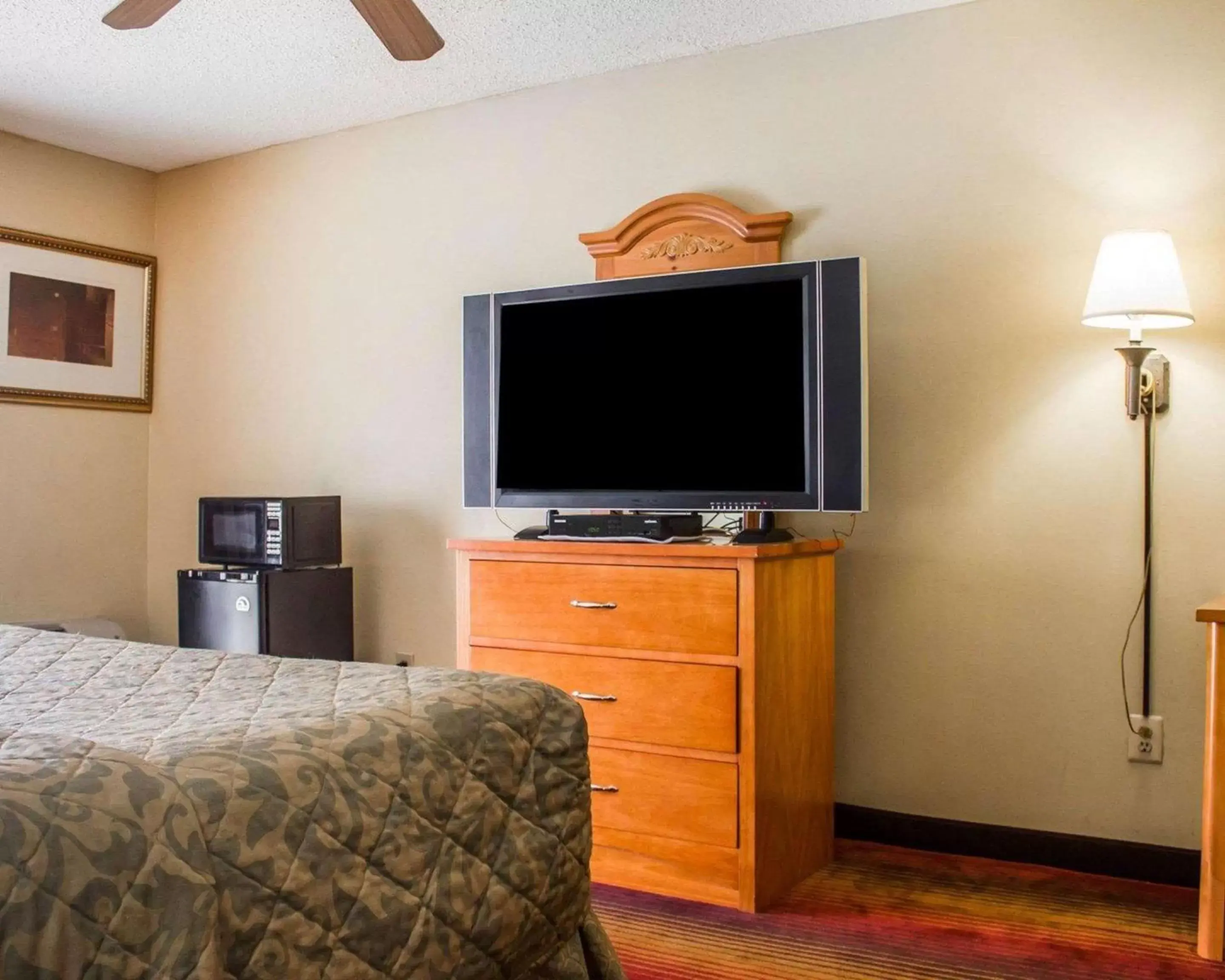 Photo of the whole room, TV/Entertainment Center in Rodeway Inn Huntington Station - Melville