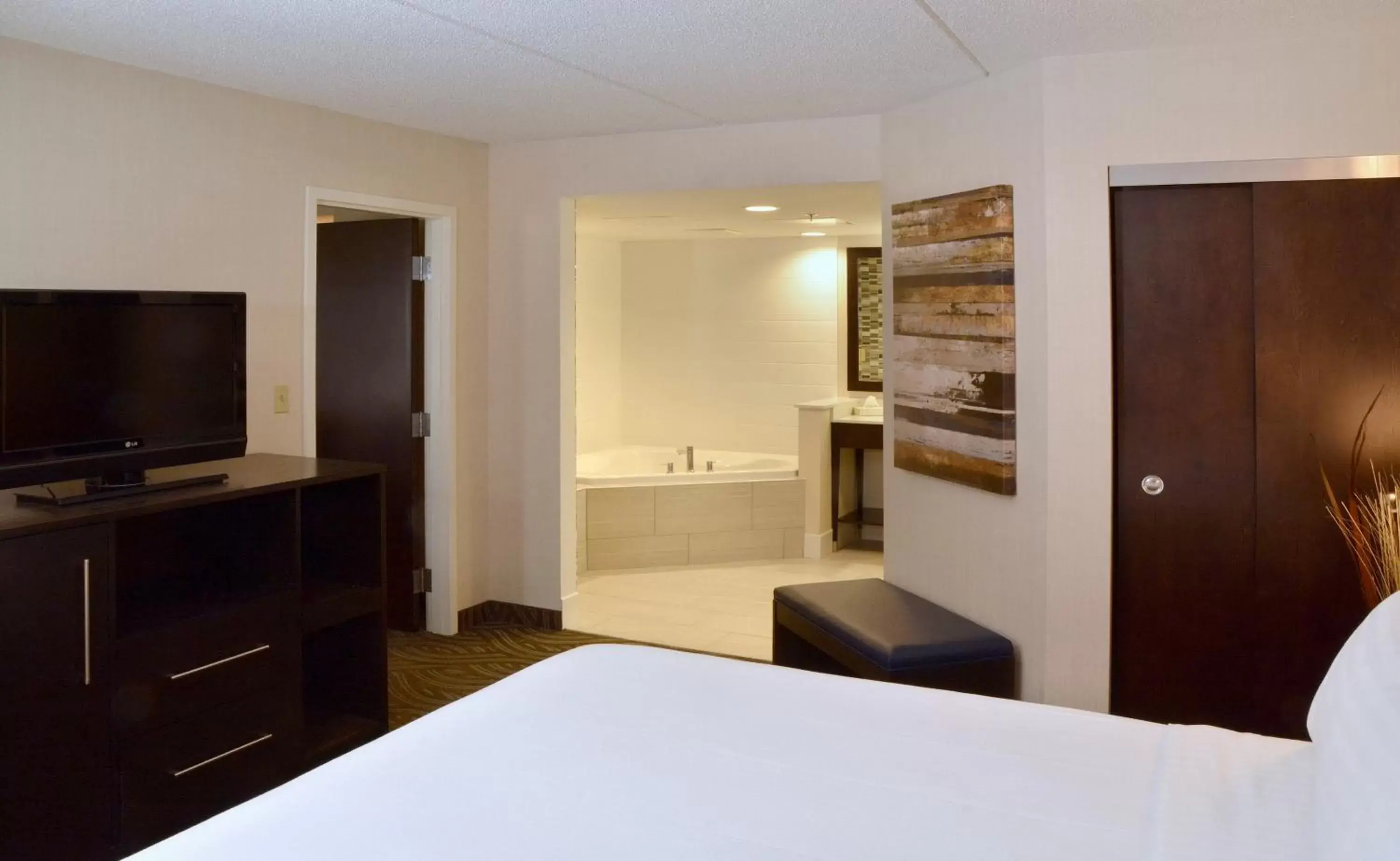 Bedroom, TV/Entertainment Center in Holiday Inn Youngstown-South - Boardman, an IHG Hotel