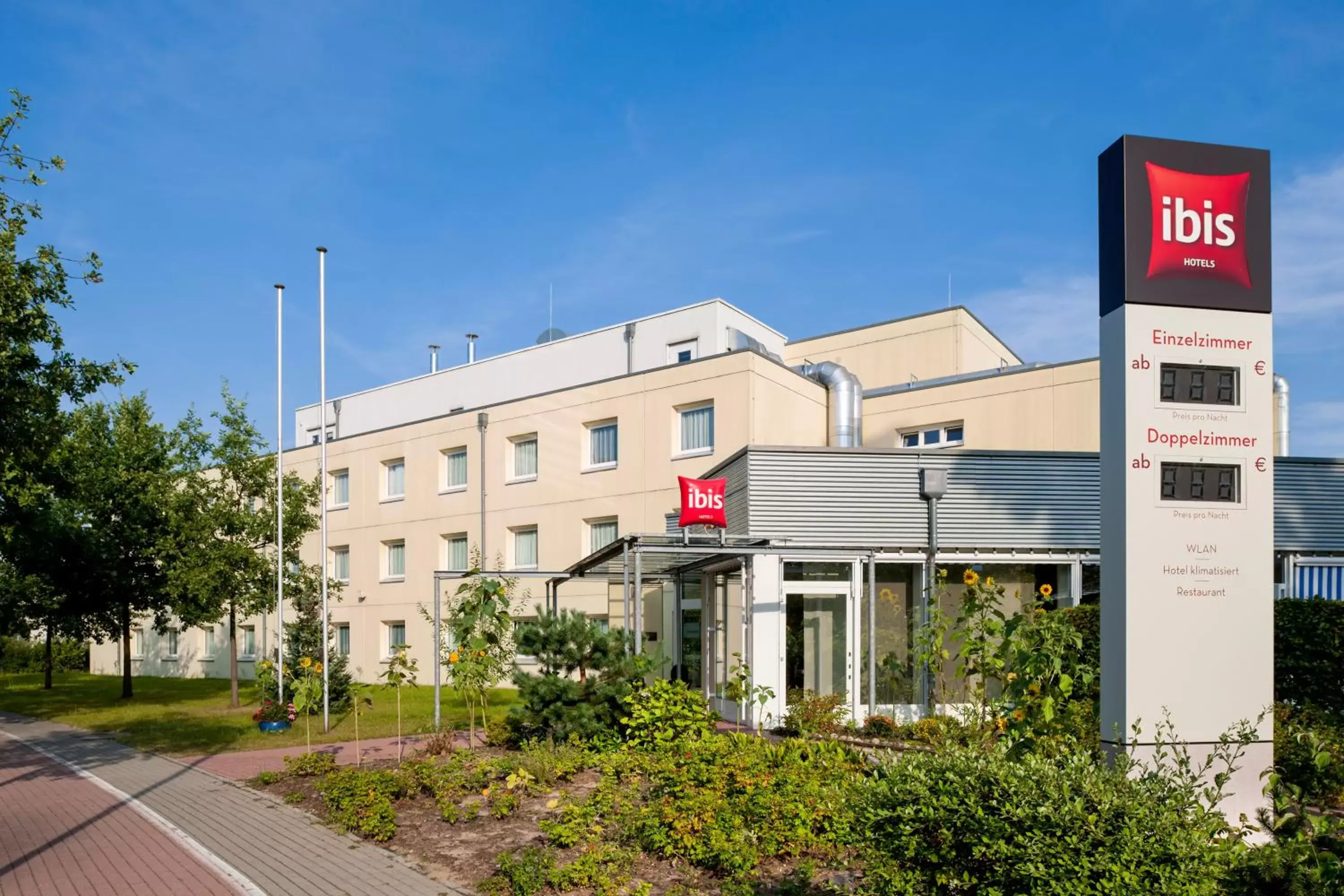 Facade/entrance, Property Building in ibis Berlin Dreilinden