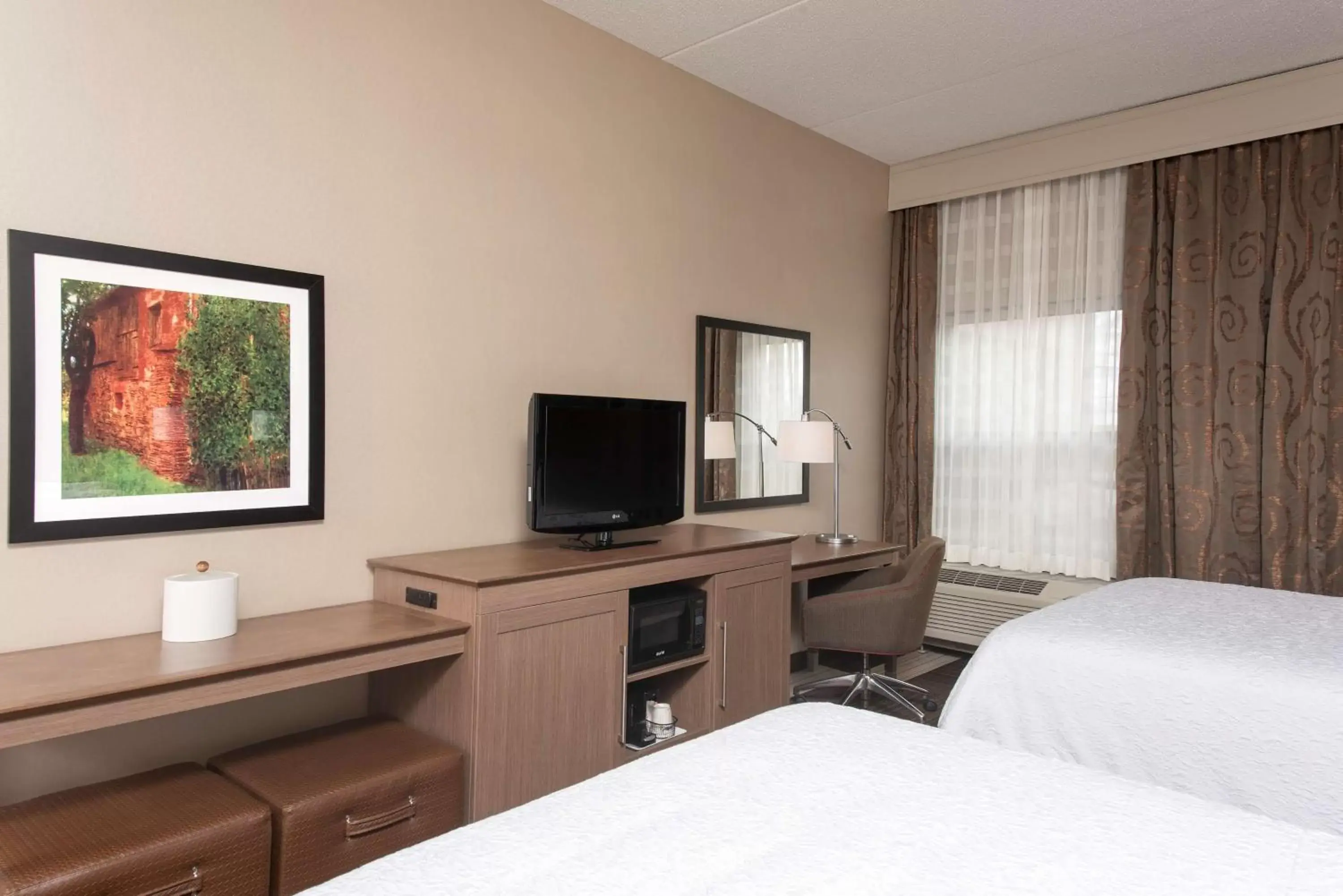 Bed, TV/Entertainment Center in Hampton Inn Seymour