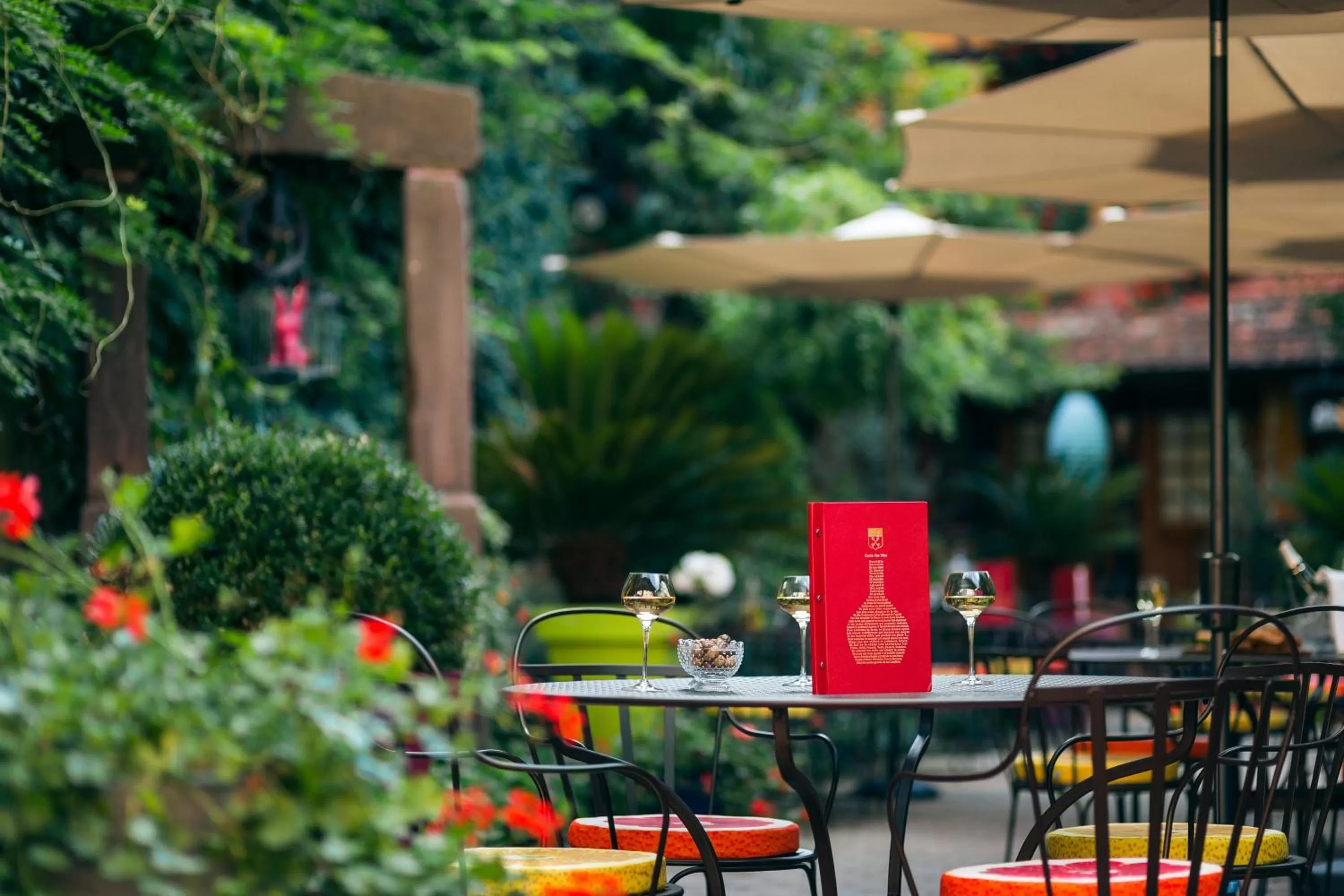 Patio in Hôtel des Deux Clefs