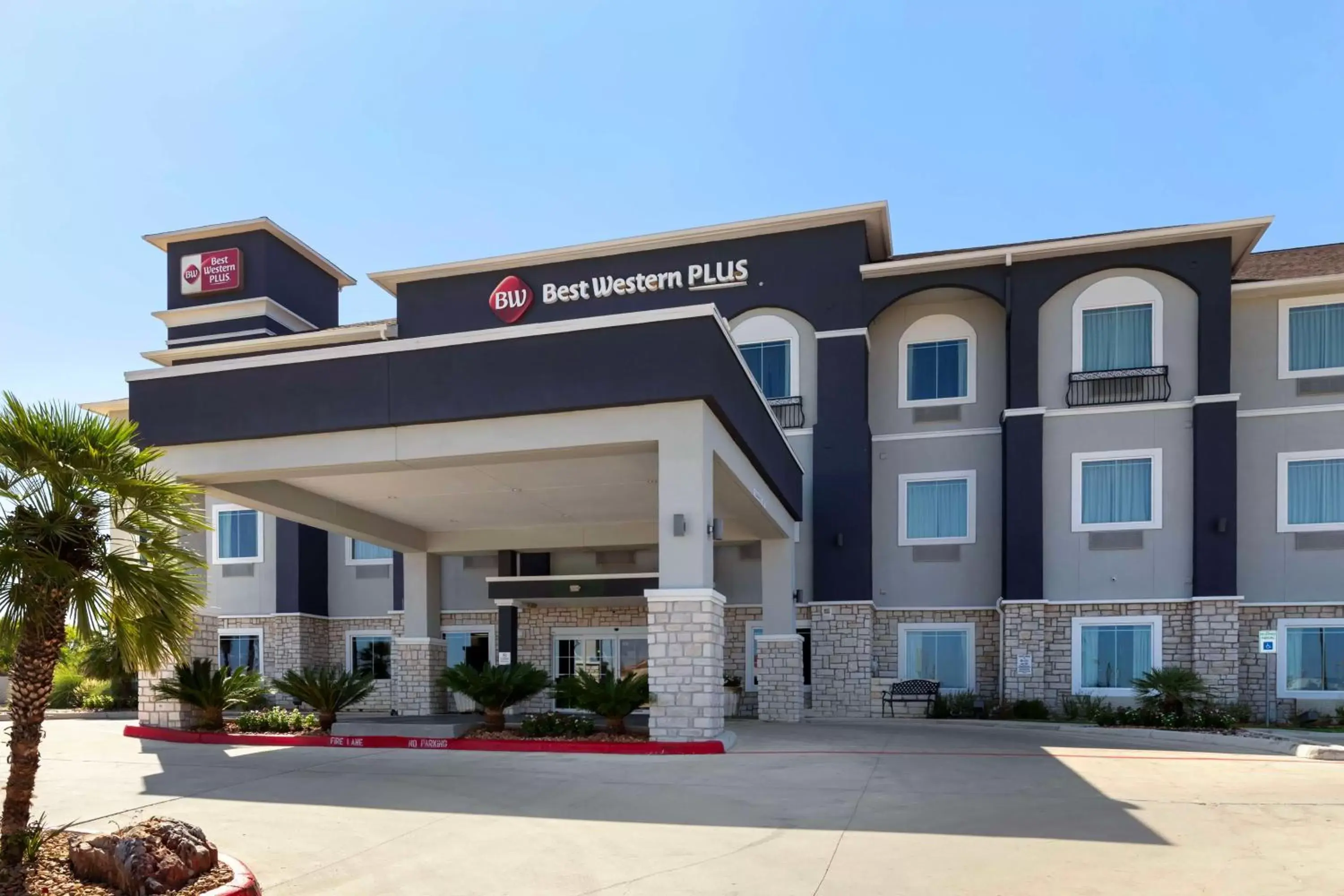 Property Building in Best Western Plus Pleasanton Hotel