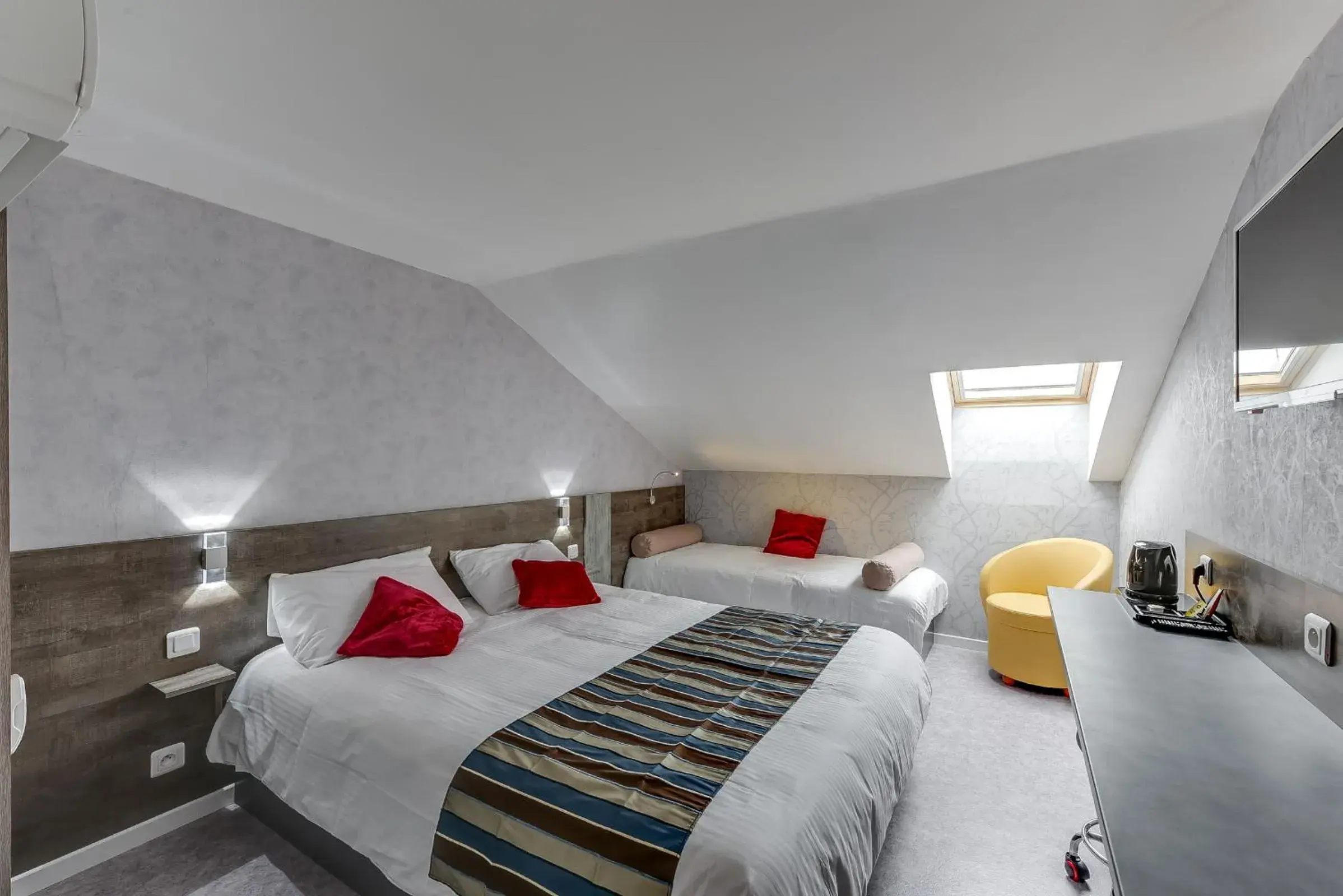 Triple Room in The Originals Access, Hotel Thouars Triple Room in The Originals Access, Hotel Thouars