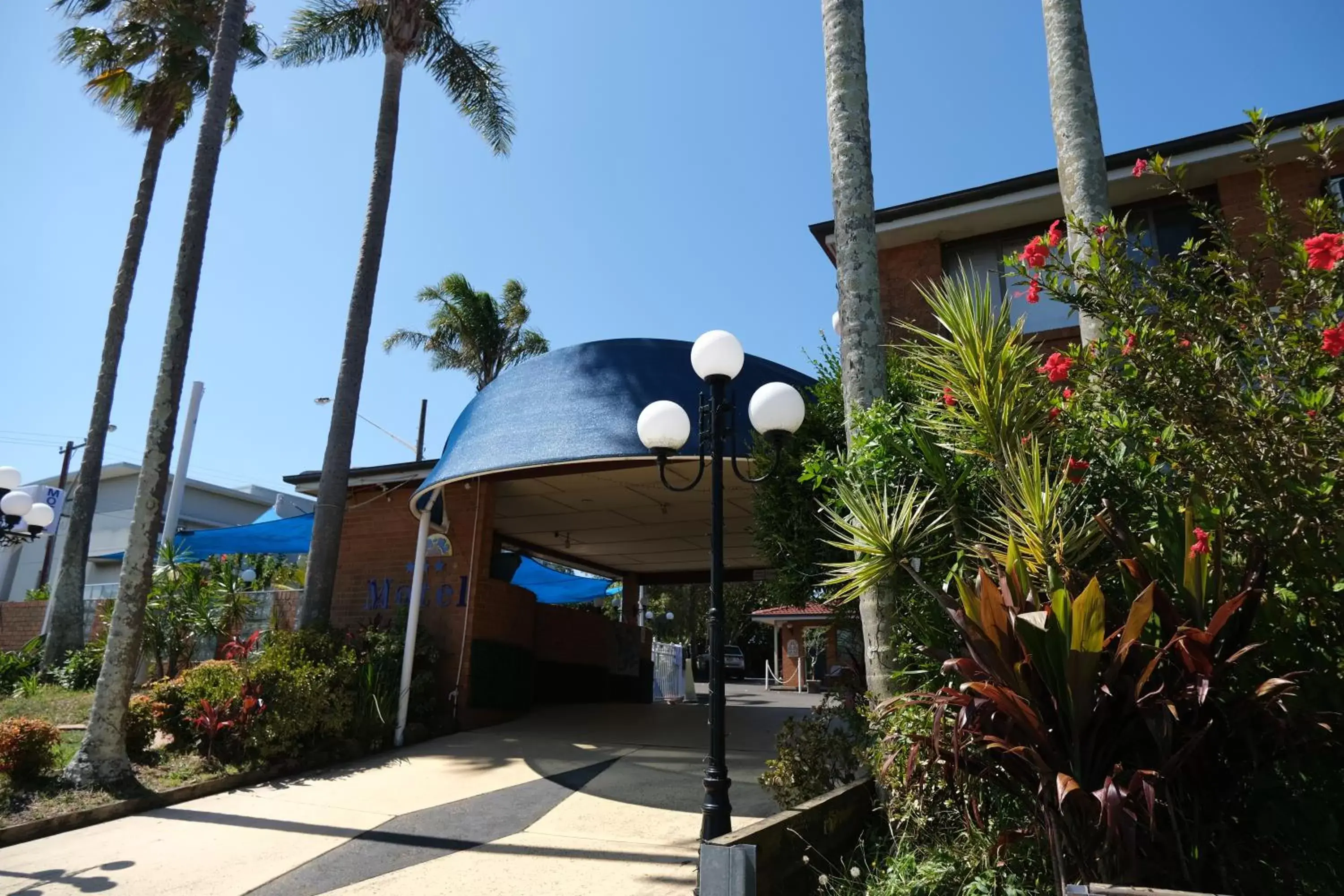 Facade/entrance in Sapphire Palms Motel