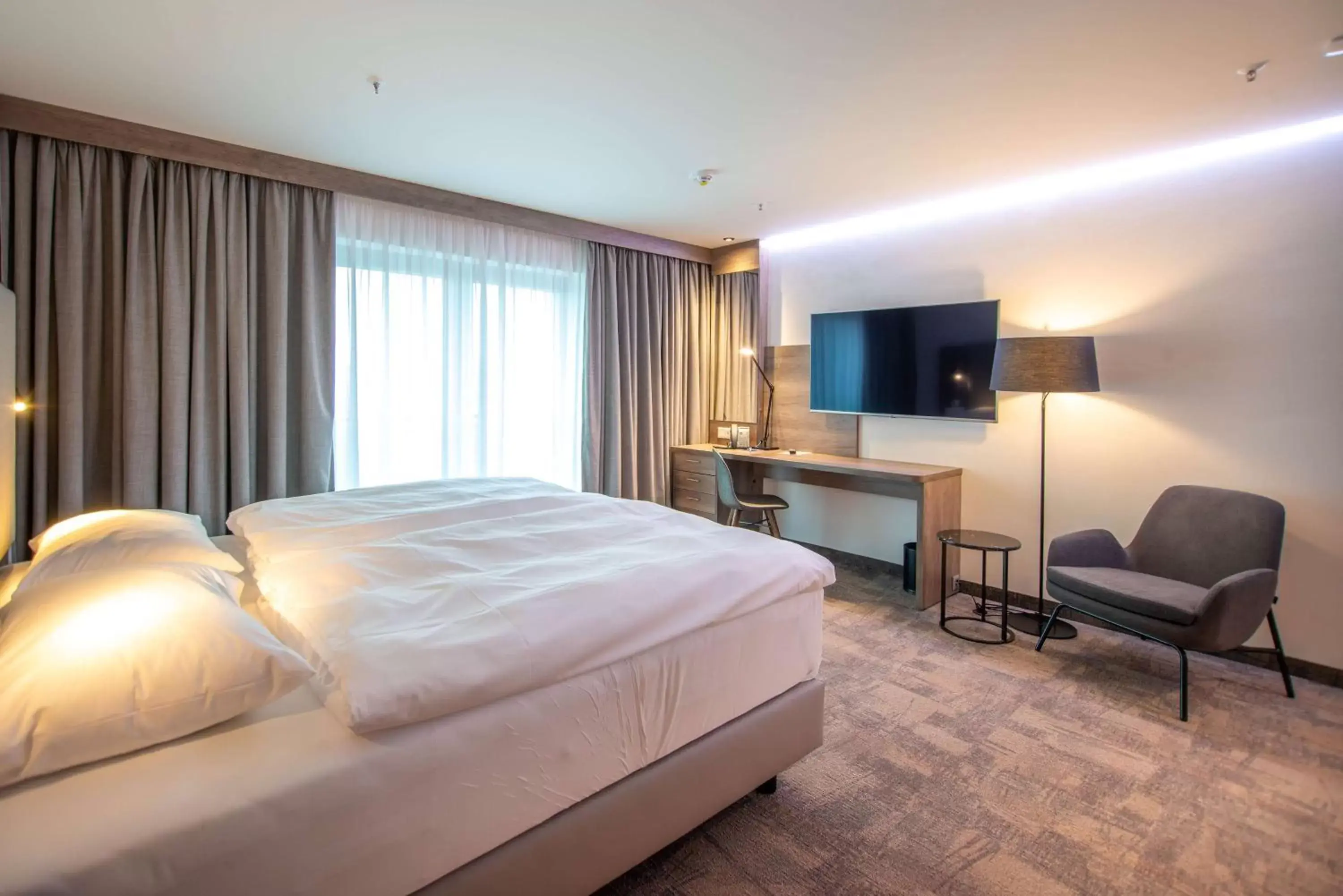 Bedroom, TV/Entertainment Center in Park Inn By Radisson Wismar