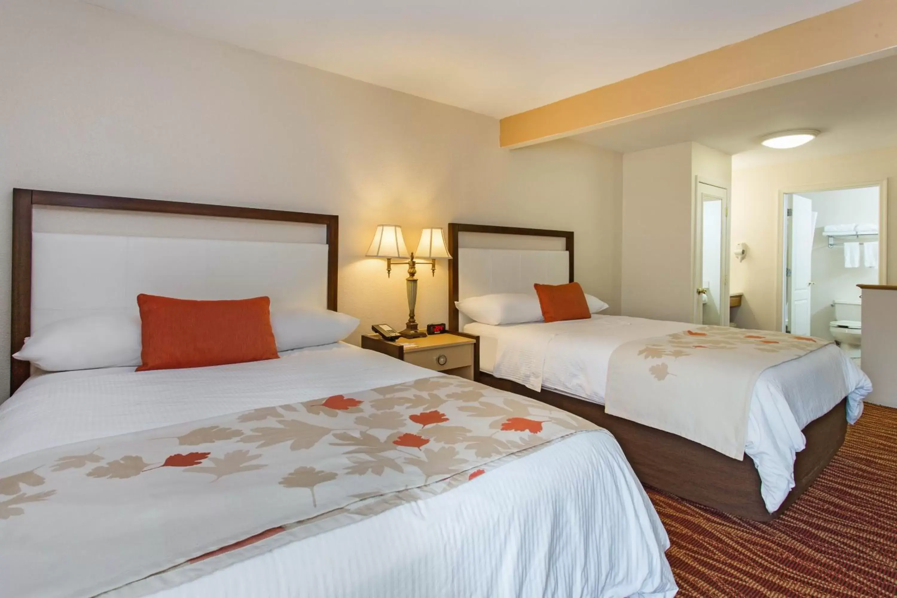 Photo of the whole room, Bed in Hawthorn Suites by Wyndham Allentown-Fogelsville