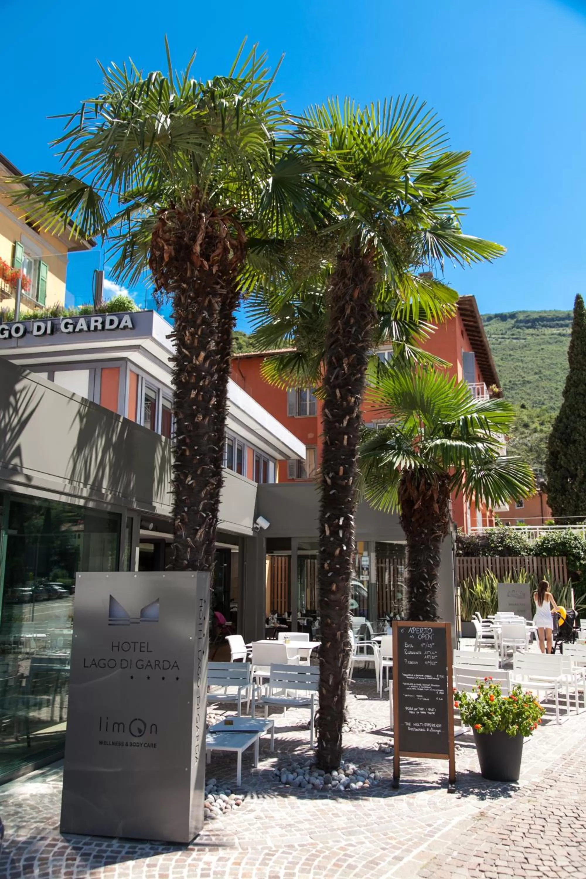 Patio in Hotel Lago Di Garda
