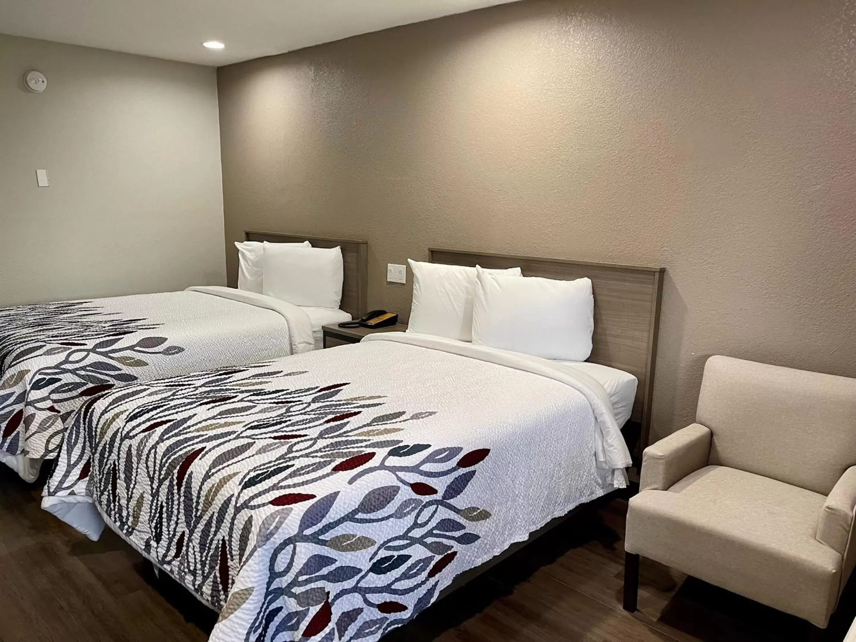 Photo of the whole room, Bed in Red Roof Inn Lafayette, LA Photo of the whole room, Bed in Red Roof Inn Lafayette, LA