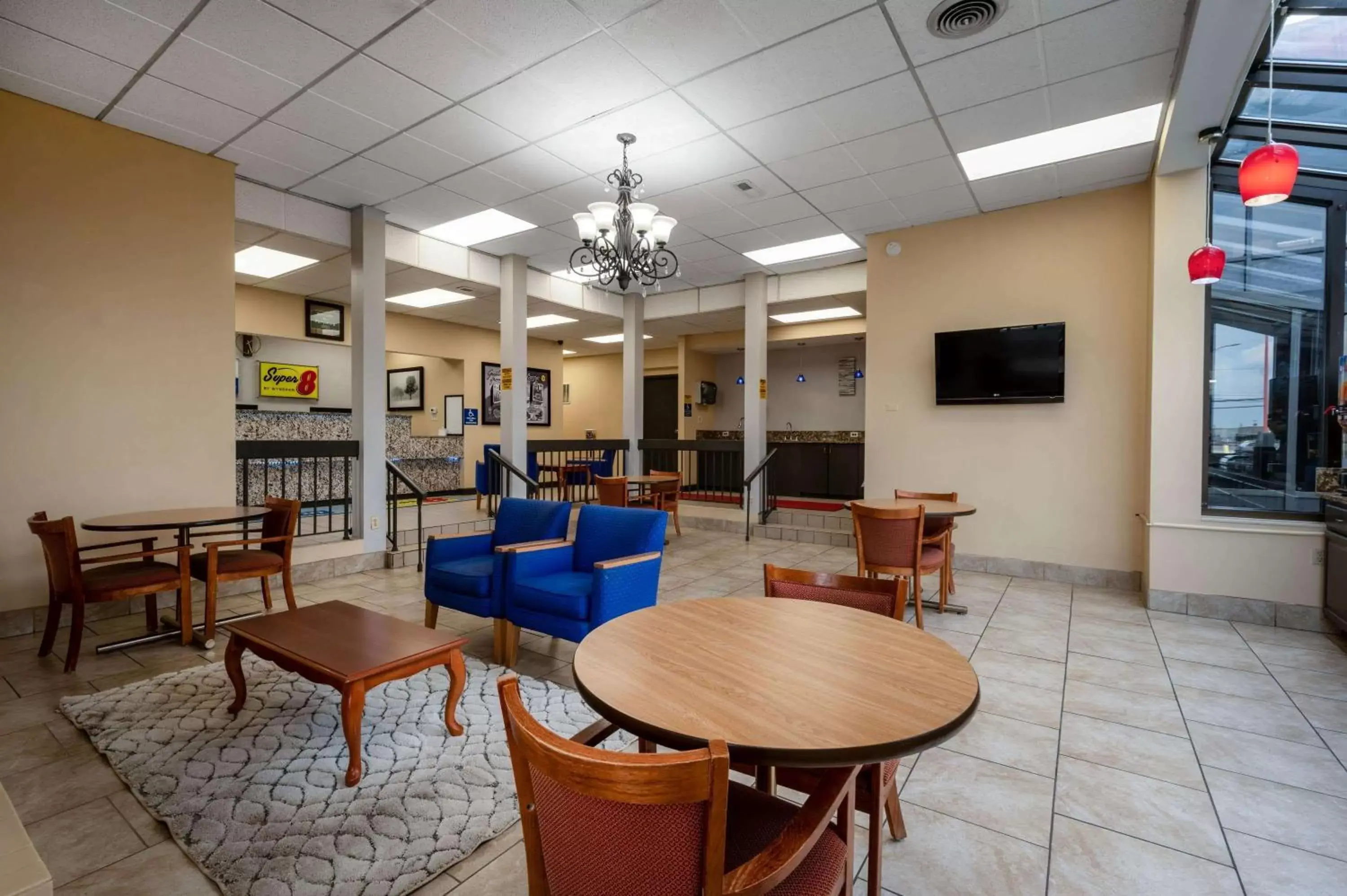 Lobby or reception, Lounge/Bar in Days Inn by Wyndham Perrysburg Toledo