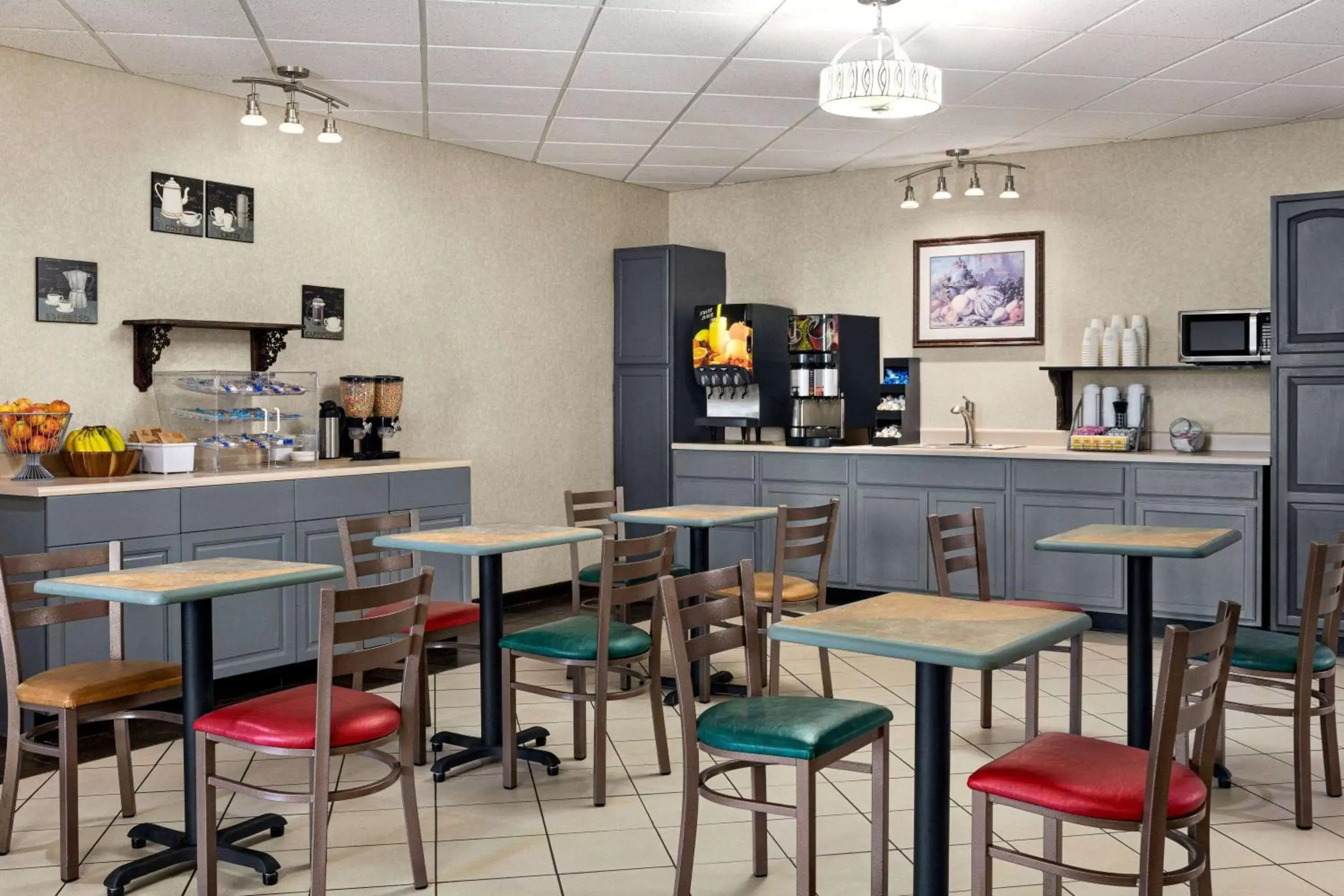 Breakfast, Restaurant/Places to Eat in Super 8 by Wyndham Grove City