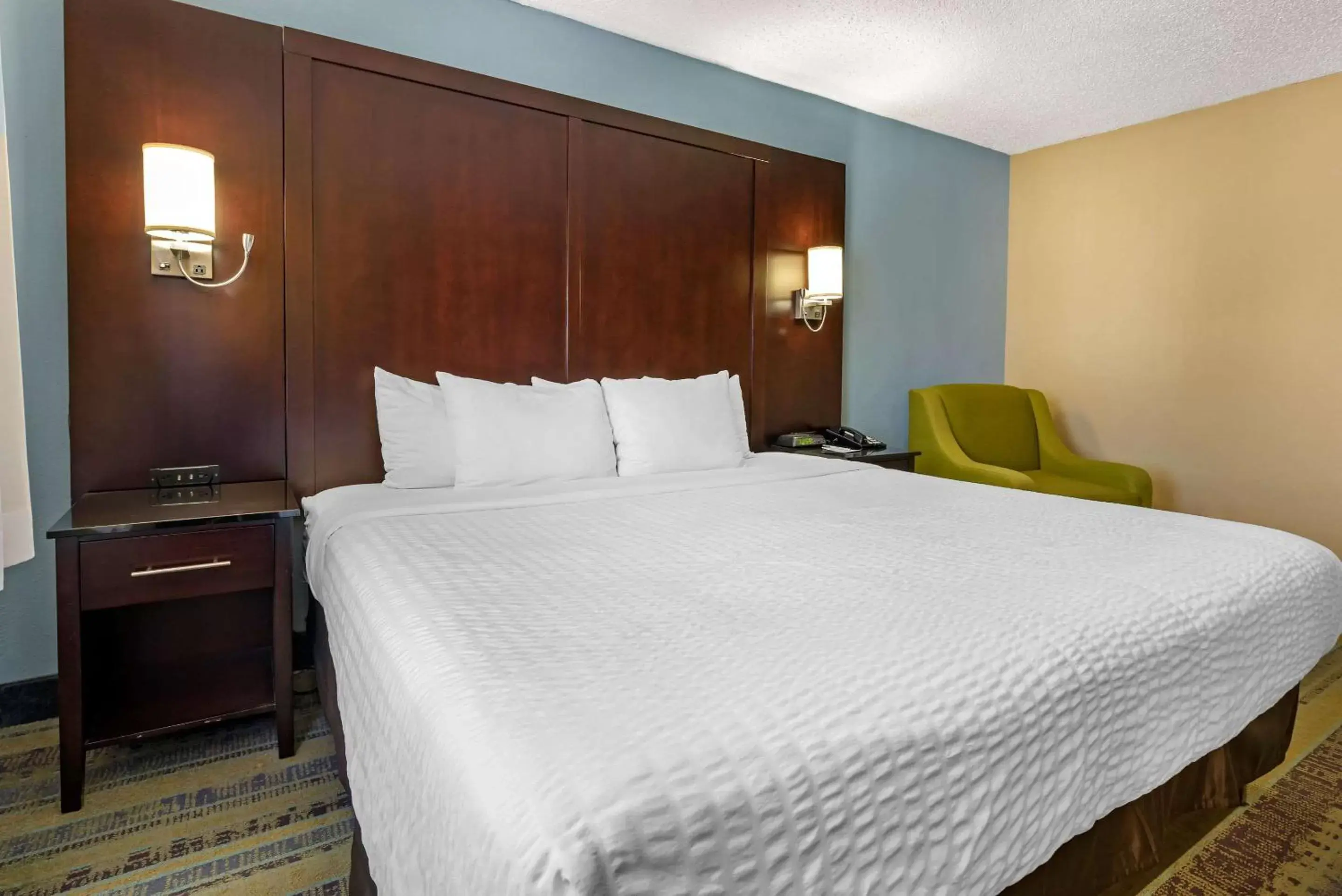 Photo of the whole room, Bed in Clarion Hotel Lexington