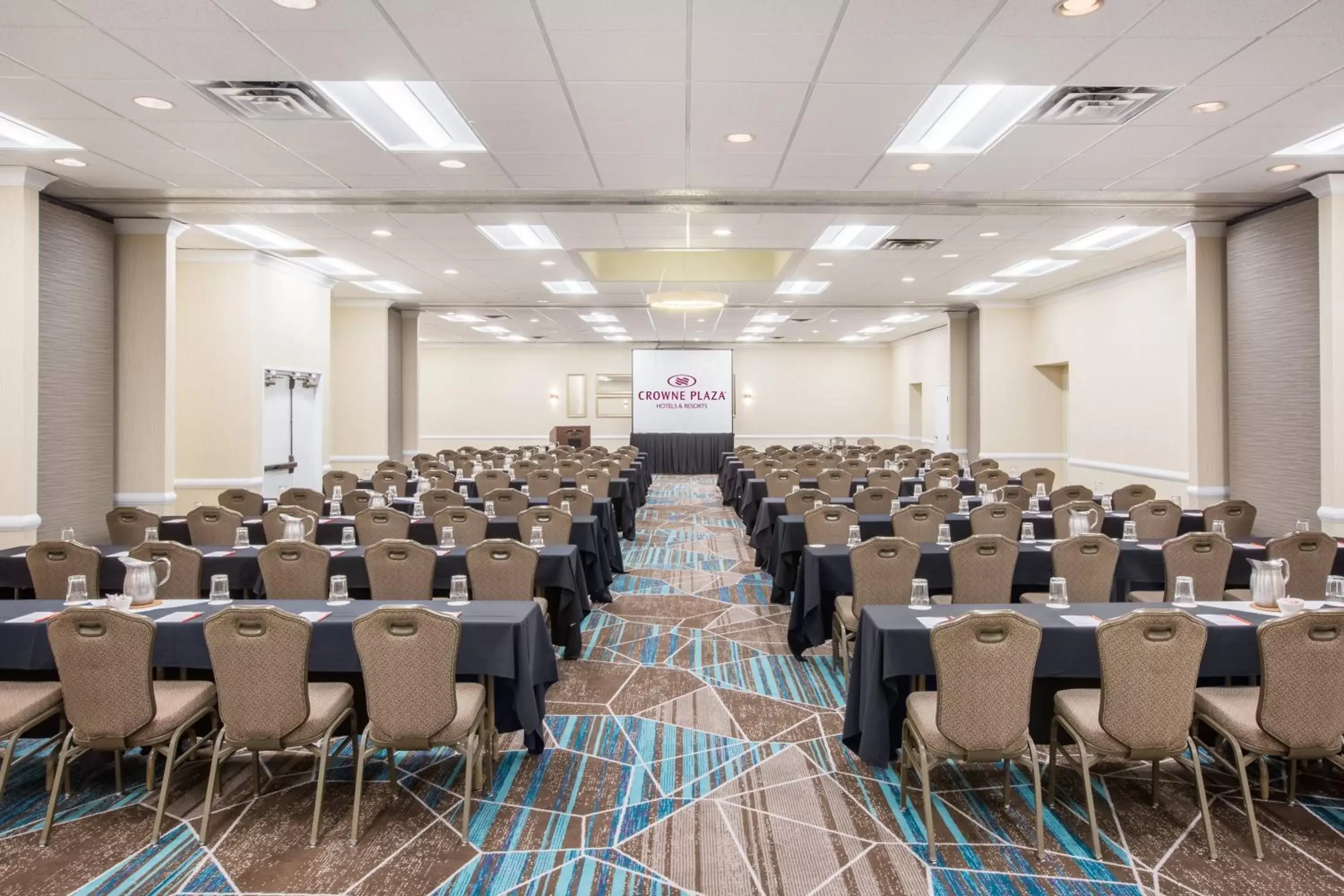 Banquet/Function facilities in Crowne Plaza Portland - Lake Oswego, an IHG Hotel