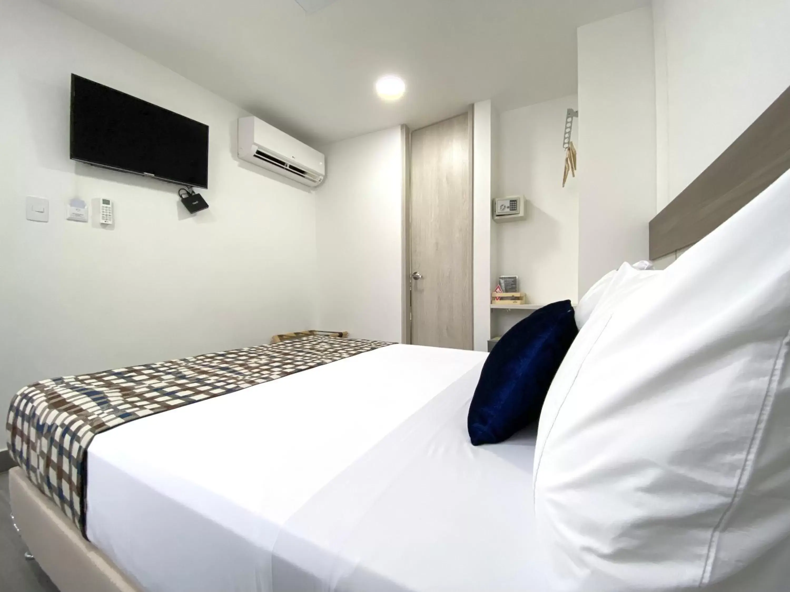 Communal lounge/ TV room, Bed in Seven Inn Hotel