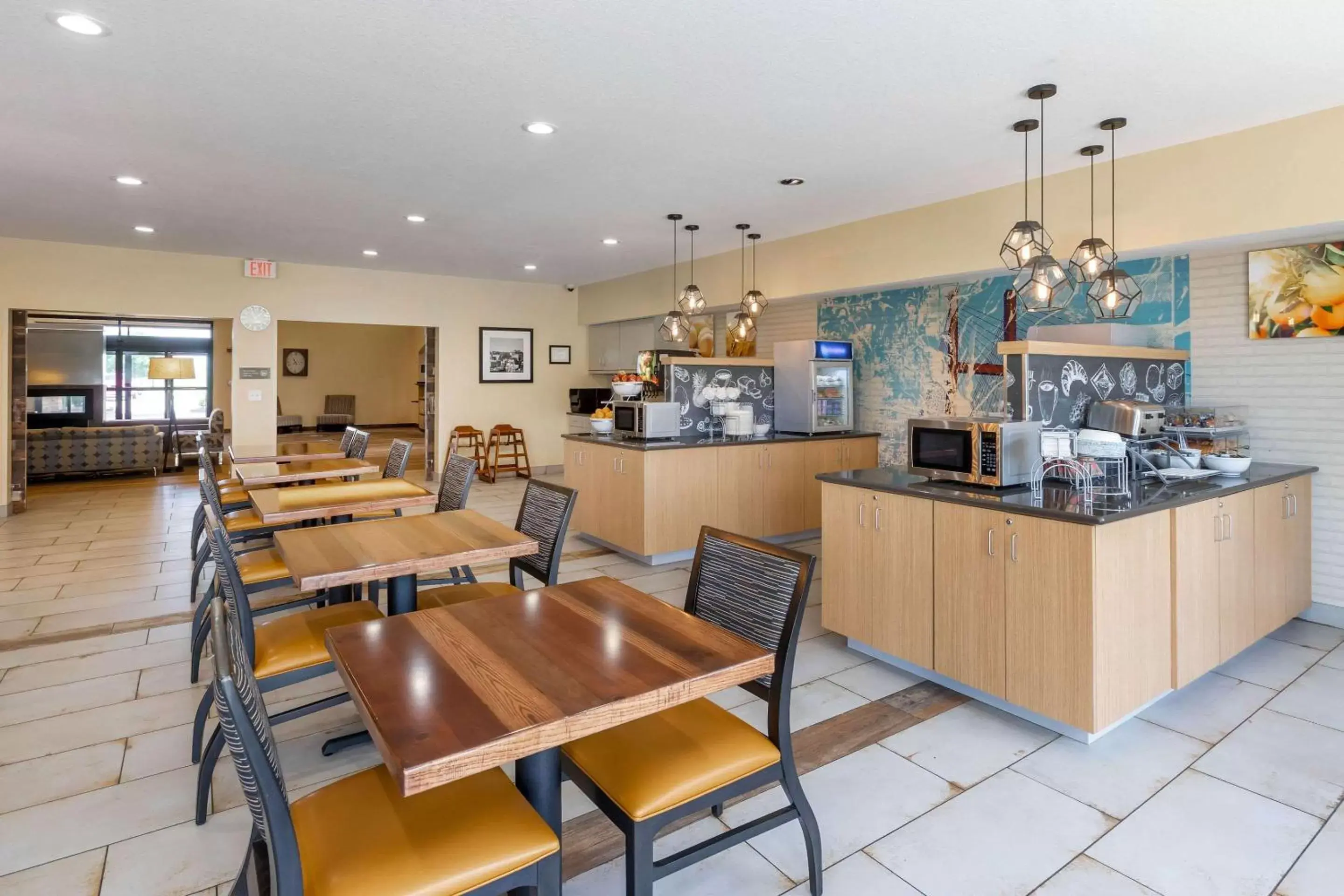 Restaurant/Places to Eat in Comfort Suites Burlington