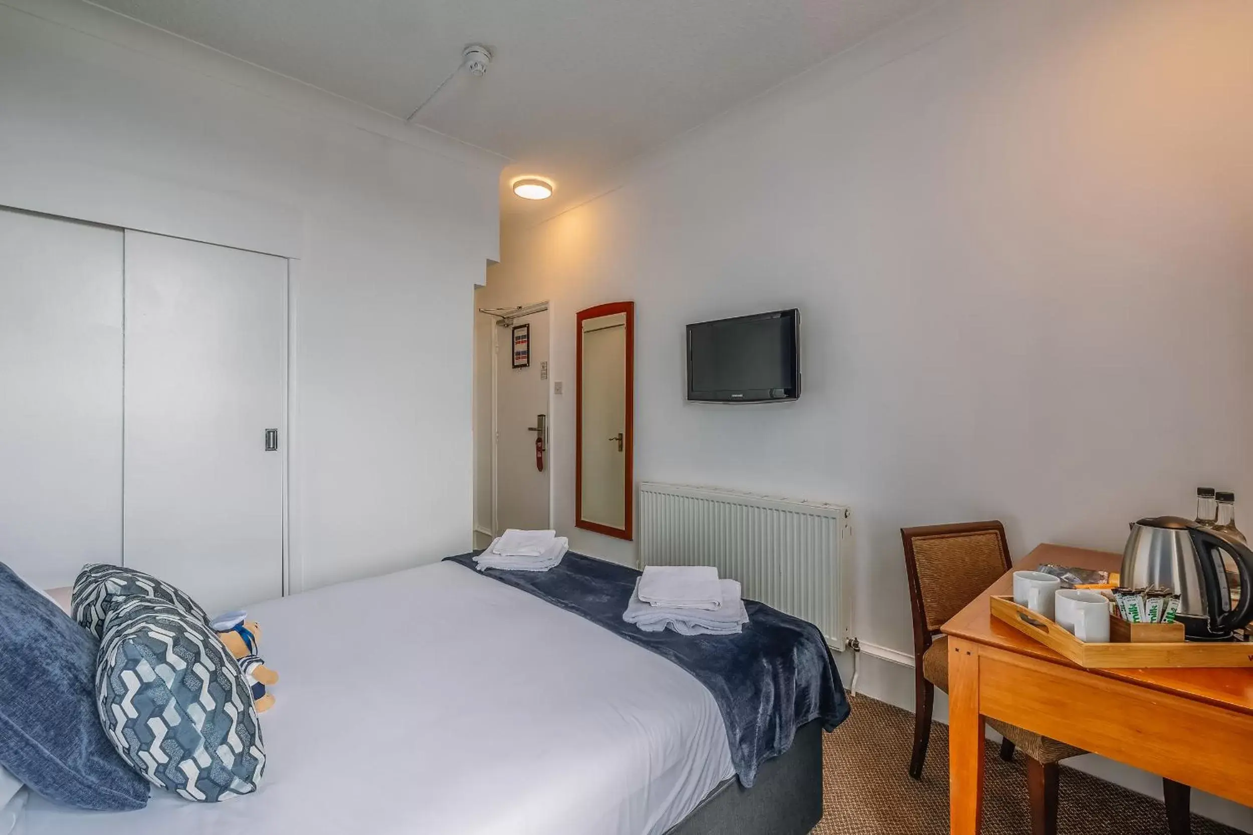 Bedroom, Bed in Muthu Westcliff Hotel (Near London Southend Airport)