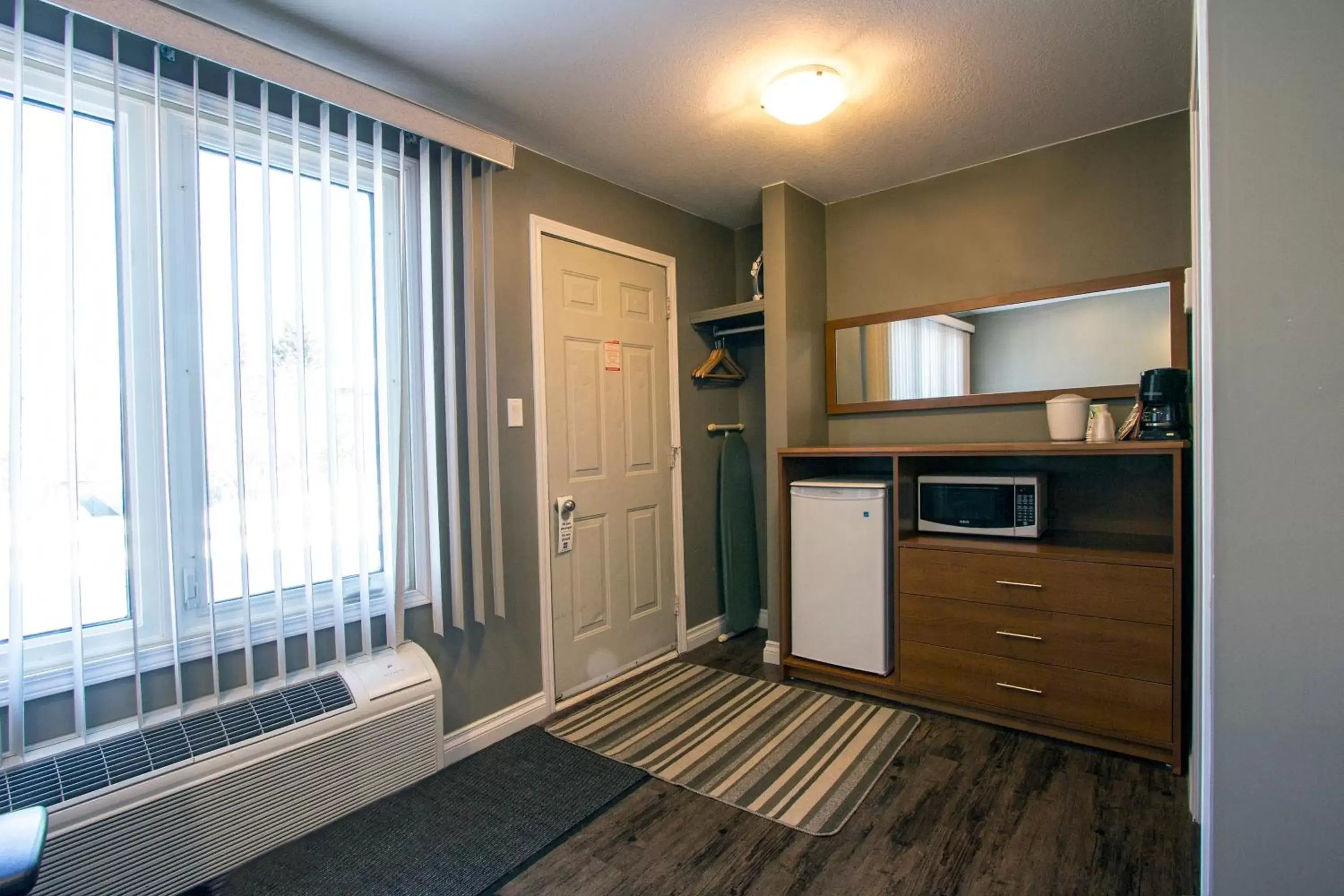 Photo of the whole room, Kitchen/Kitchenette in Howey Bay Motel