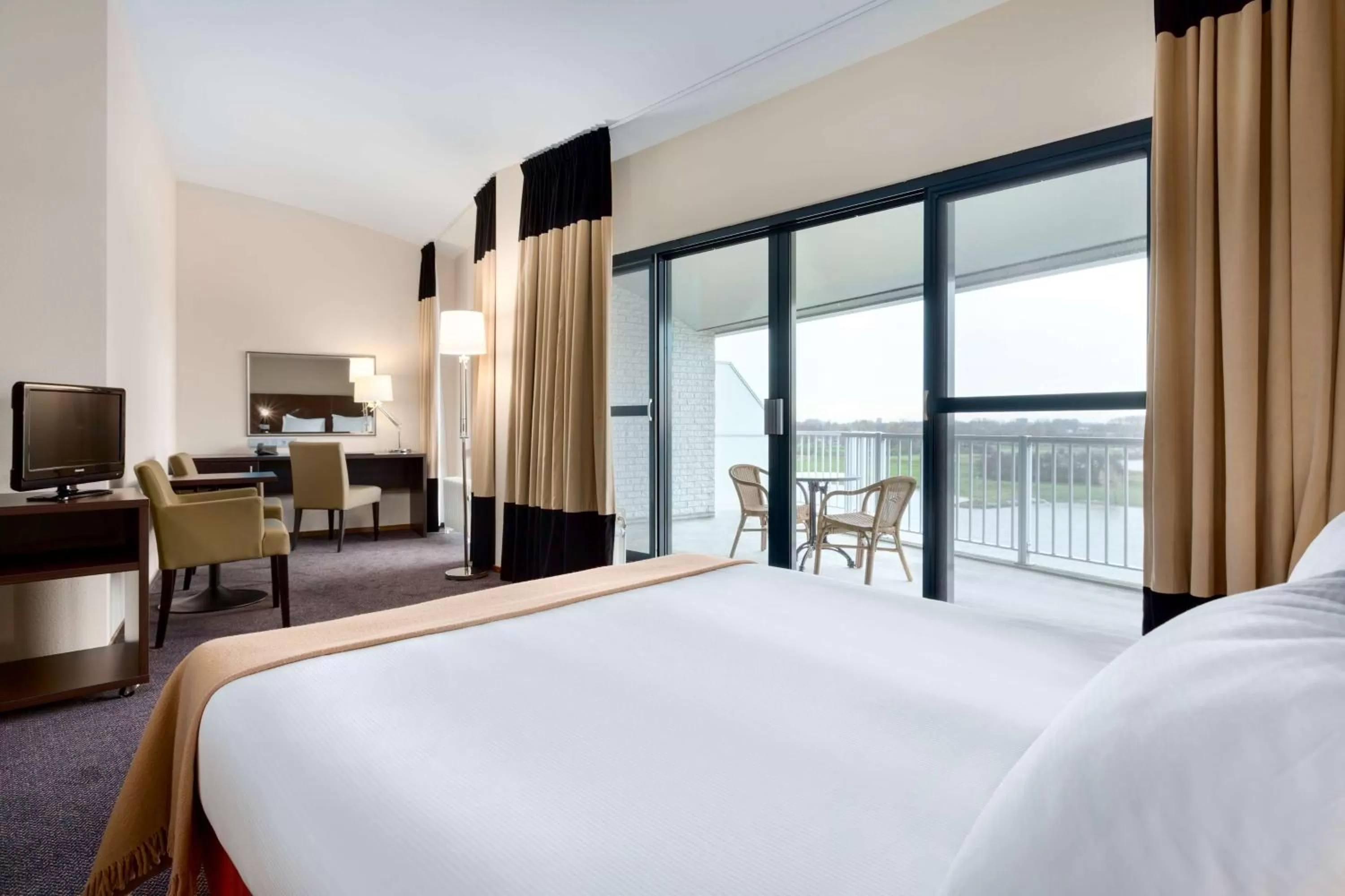 Photo of the whole room in NH Arnhem Rijnhotel