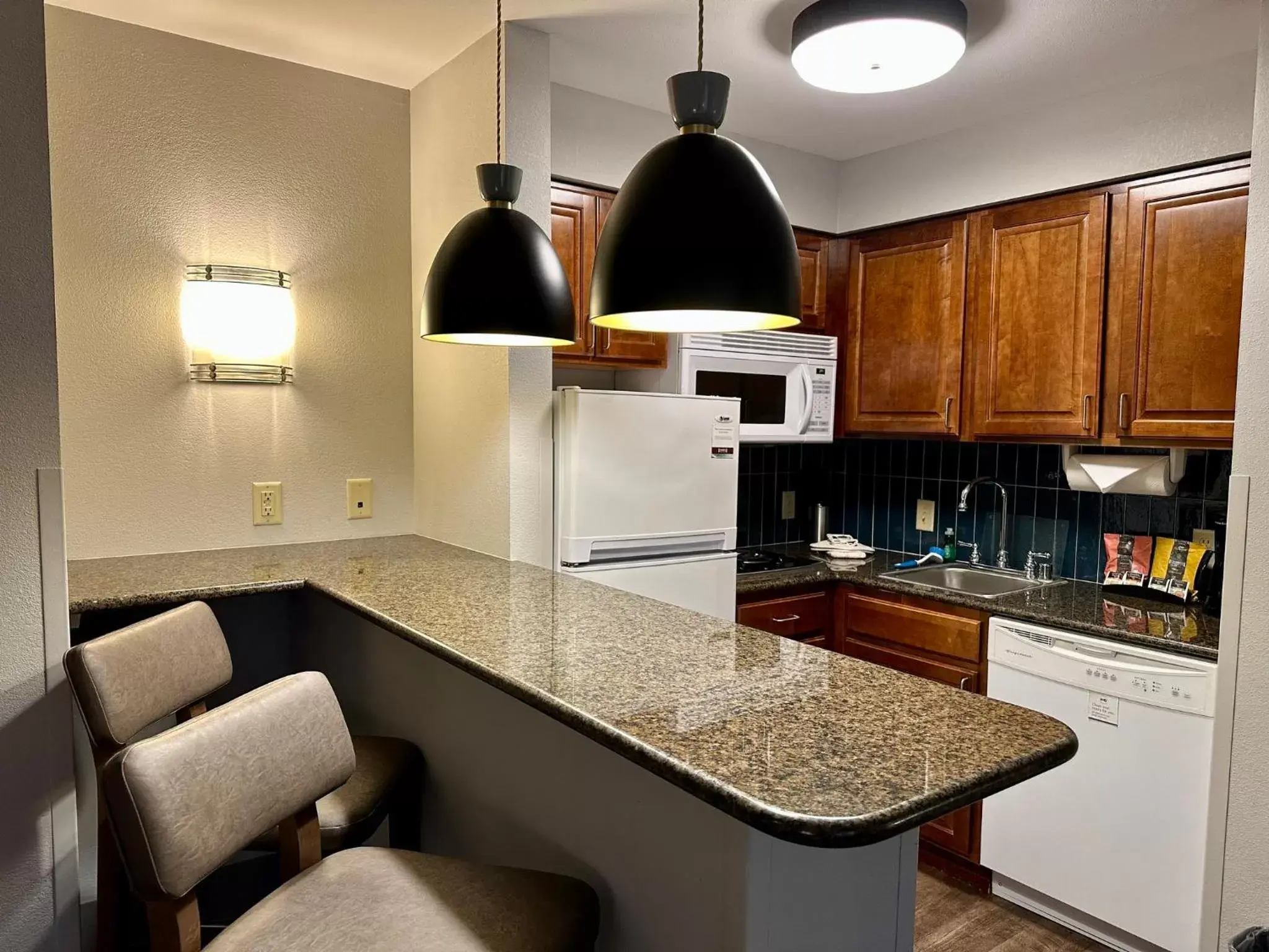 Photo of the whole room, Kitchen/Kitchenette in Staybridge Suites Milwaukee West-Oconomowoc, an IHG Hotel