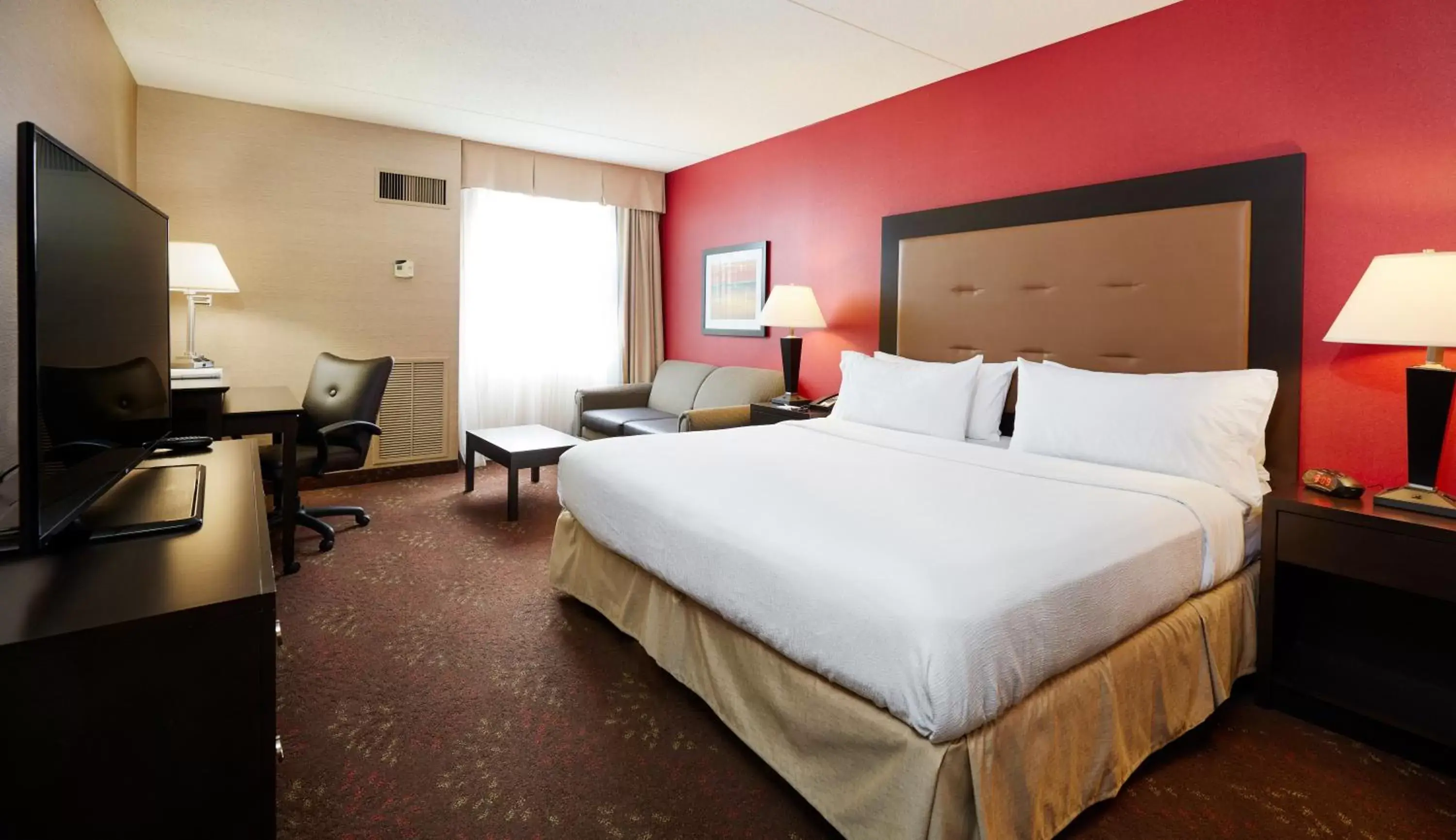 Photo of the whole room, Bed in Holiday Inn Cincinnati Airport, an IHG Hotel