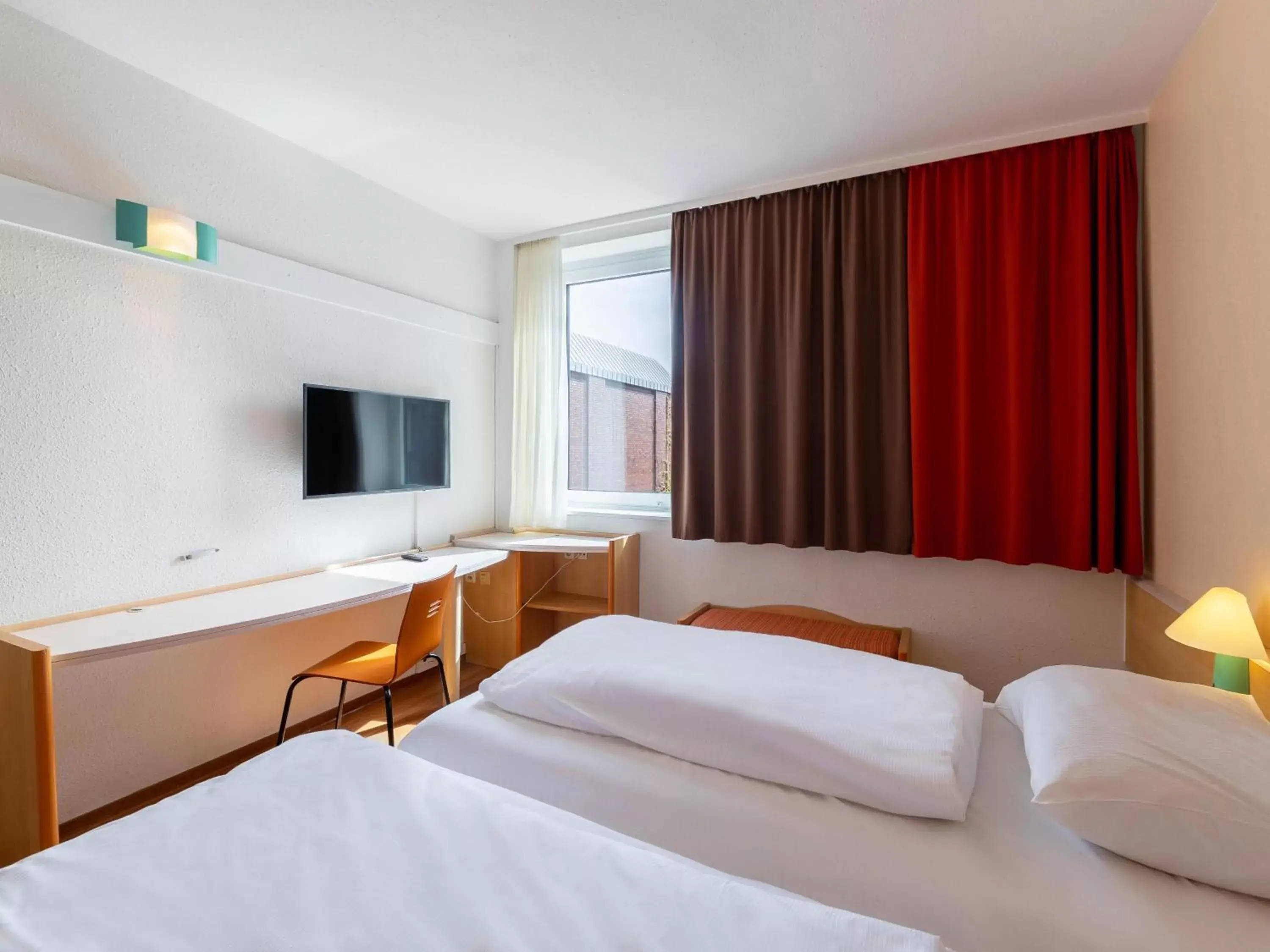 Photo of the whole room, Bed in B&B Hotel Duisburg Hbf-Nord