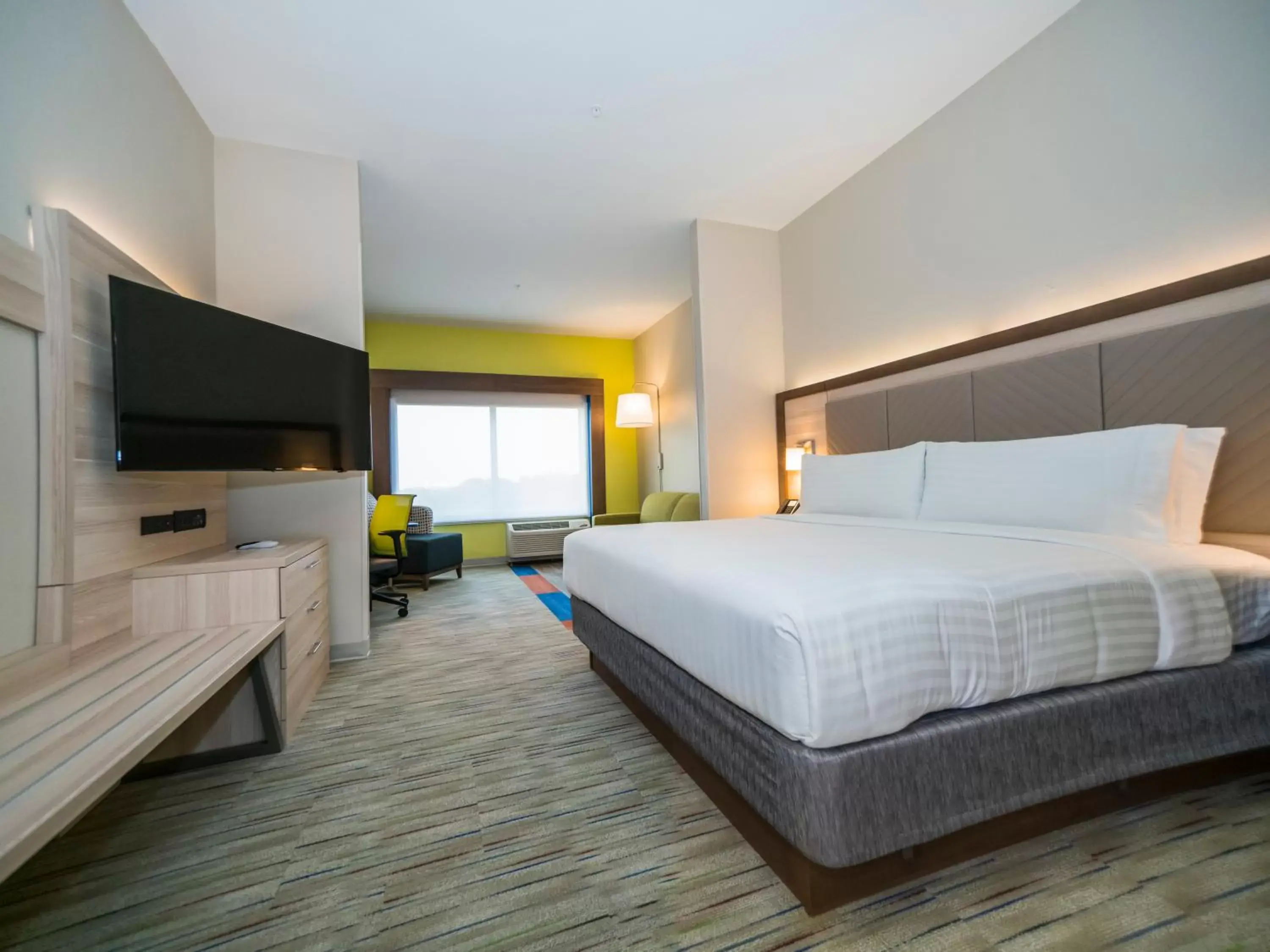 Bed in Holiday Inn Express & Suites - Southaven Central - Memphis, an IHG Hotel