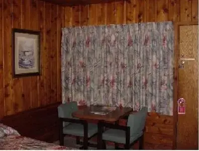 Bedroom, Seating Area in Shasta Dam Motel