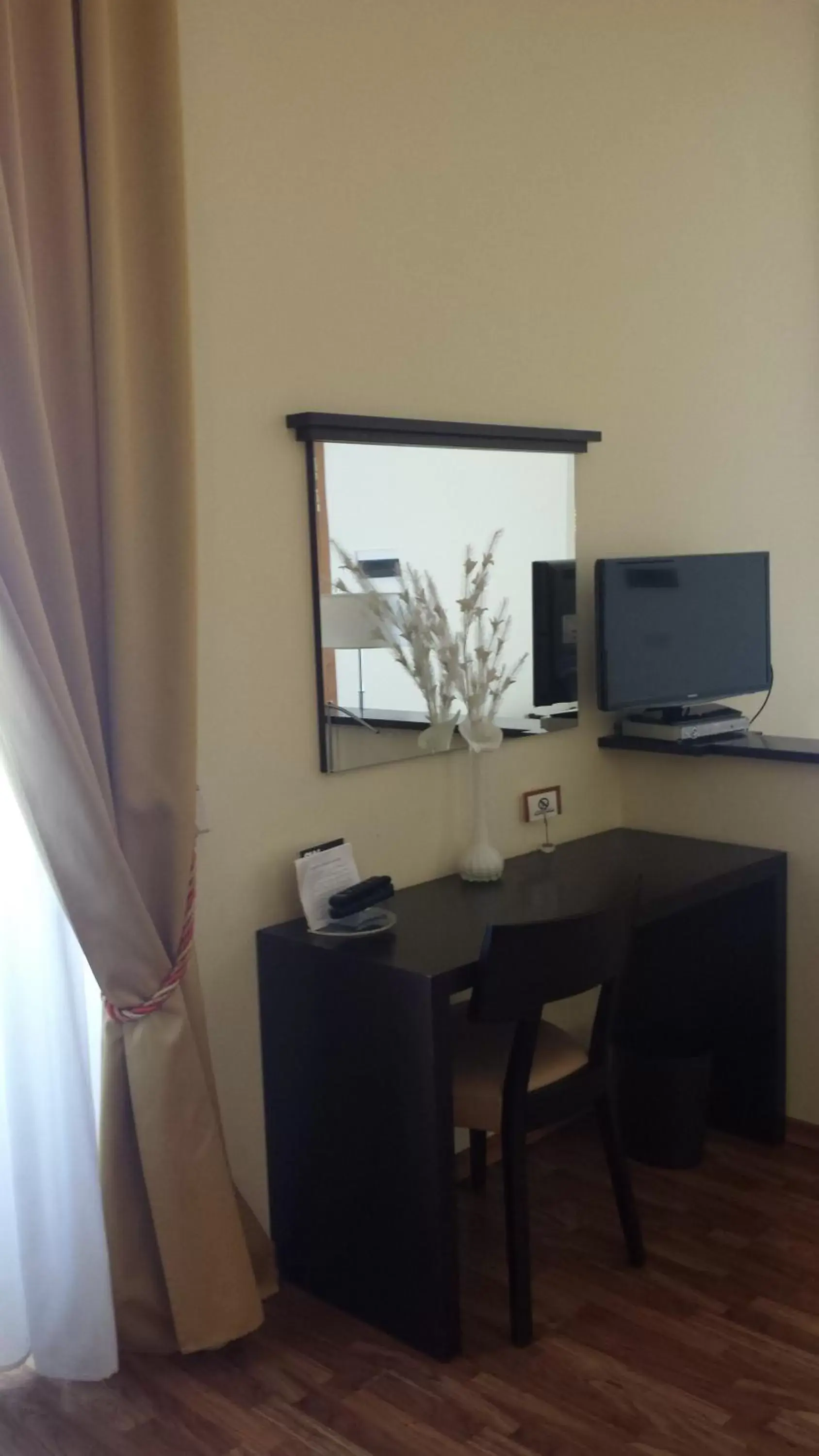 Bed, TV/Entertainment Center in Hotel Due Colonne