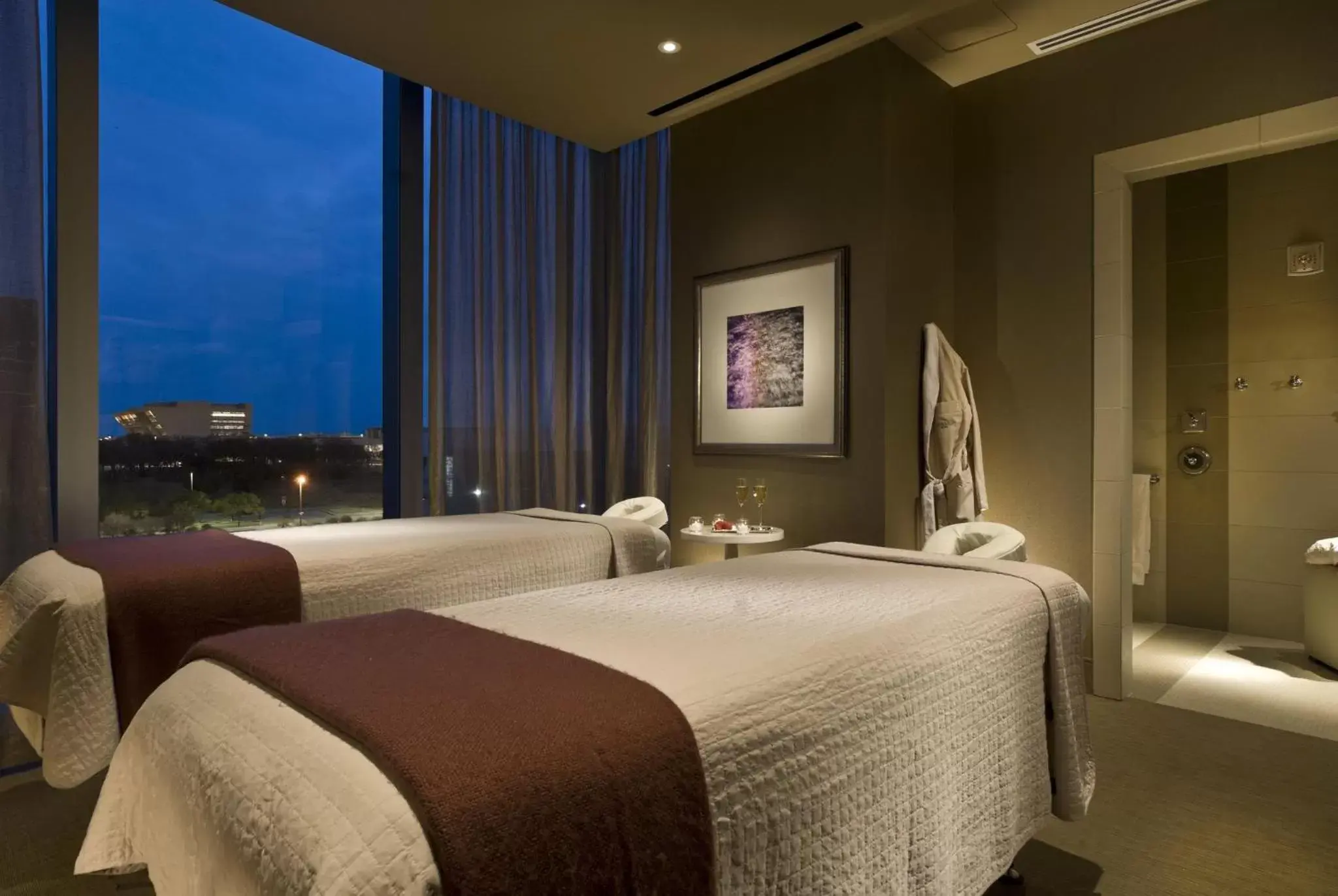 Spa and wellness centre/facilities, Bed in Omni Dallas Hotel