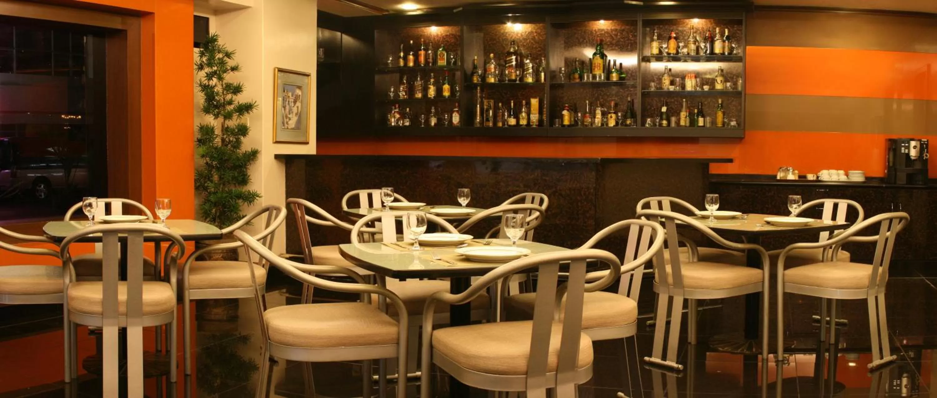 Restaurant/places to eat in Riviera Mansion Hotel