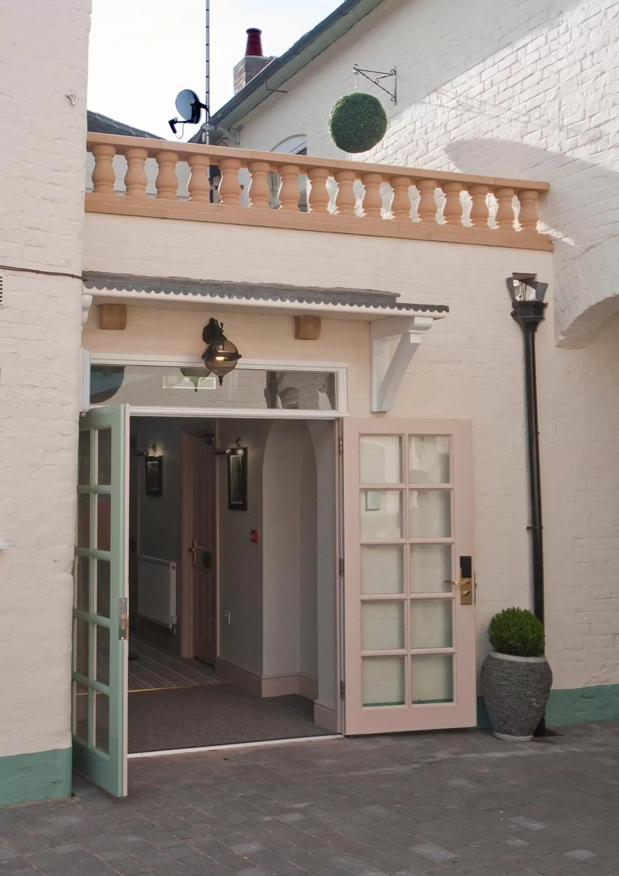Facade/entrance, Property Building in Castle Limes Hotel