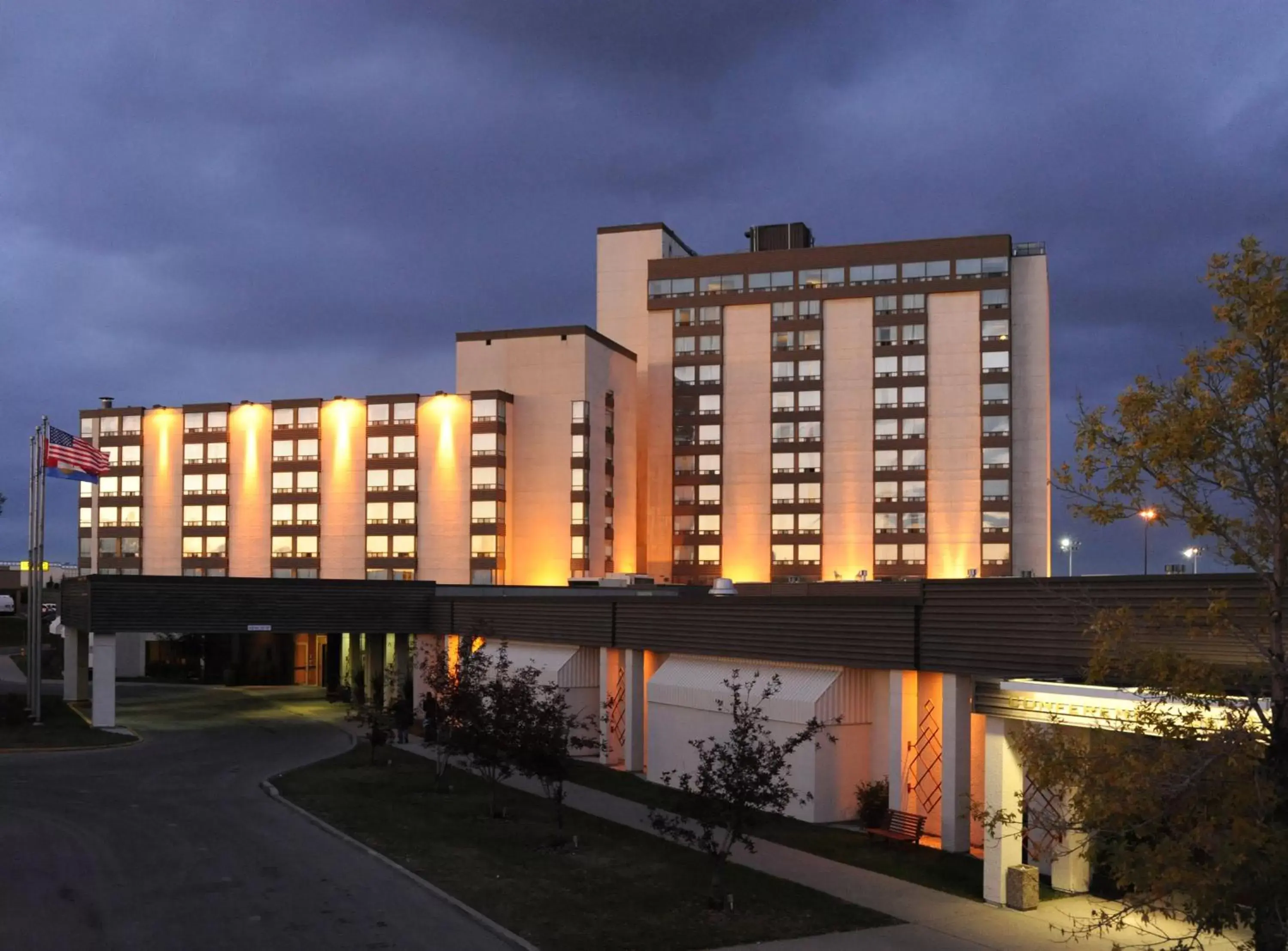 Property Building in Best Western Premier Calgary Plaza Hotel & Conference Centre