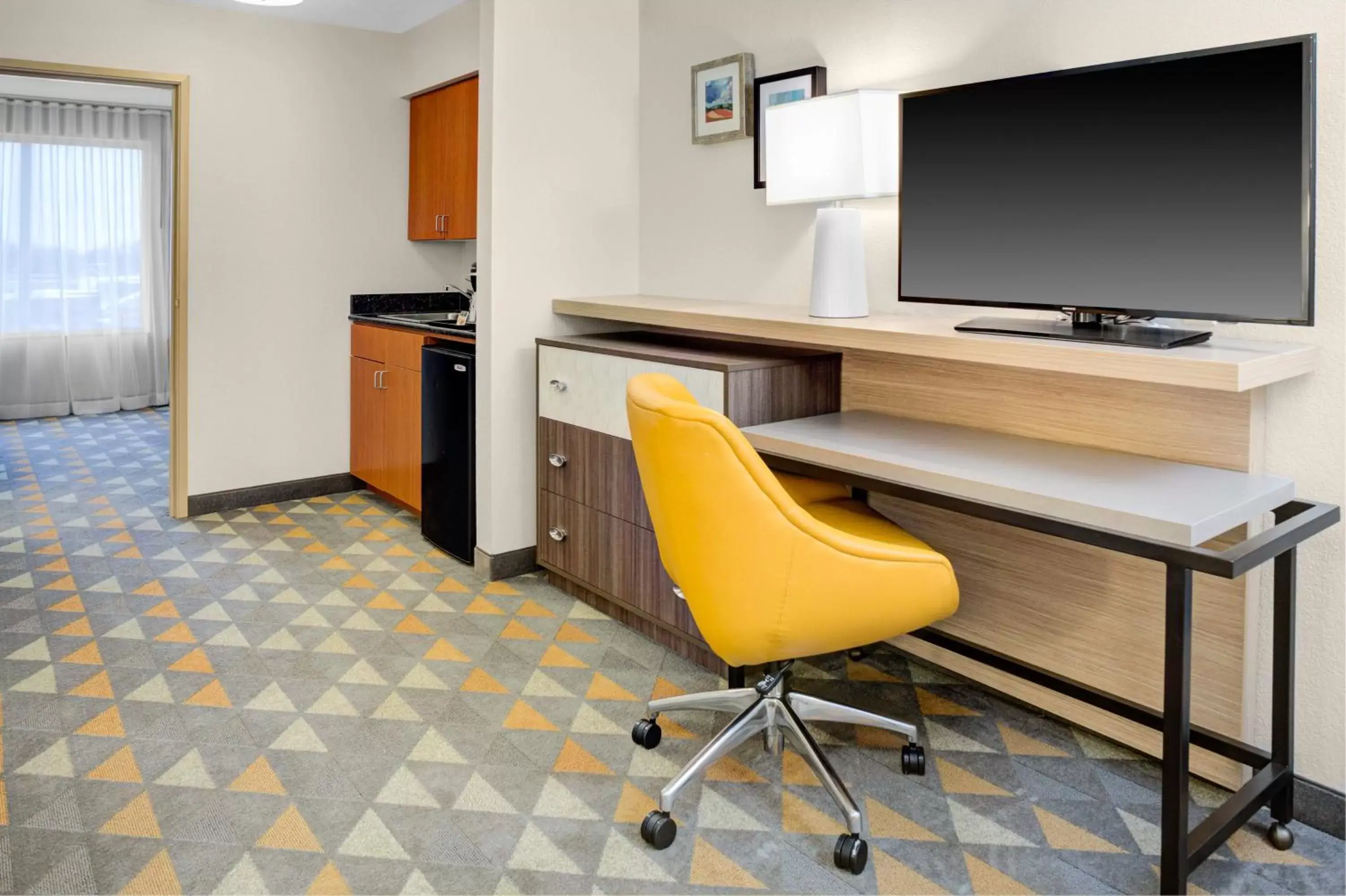 Photo of the whole room, TV/Entertainment Center in Holiday Inn Hotel & Suites Lima, an IHG Hotel