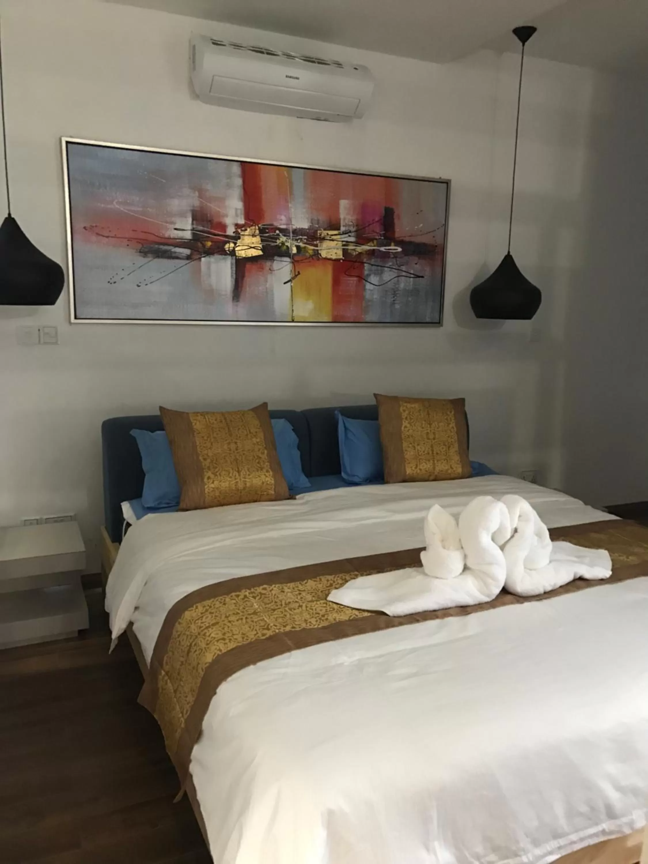 Living room, Bed in Benny's City Hotel